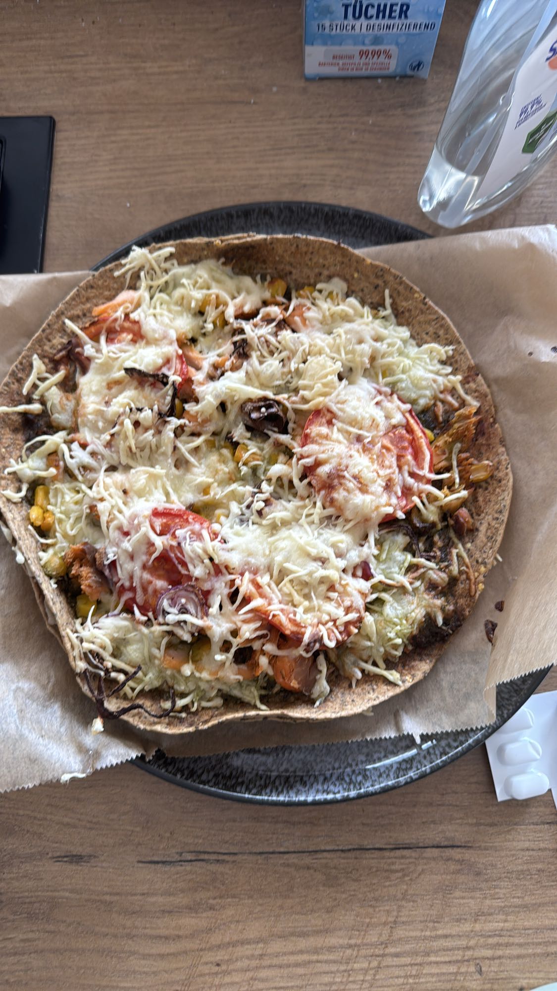 Protein-Wrap mit Lachs, Gemüse und light Streukäse