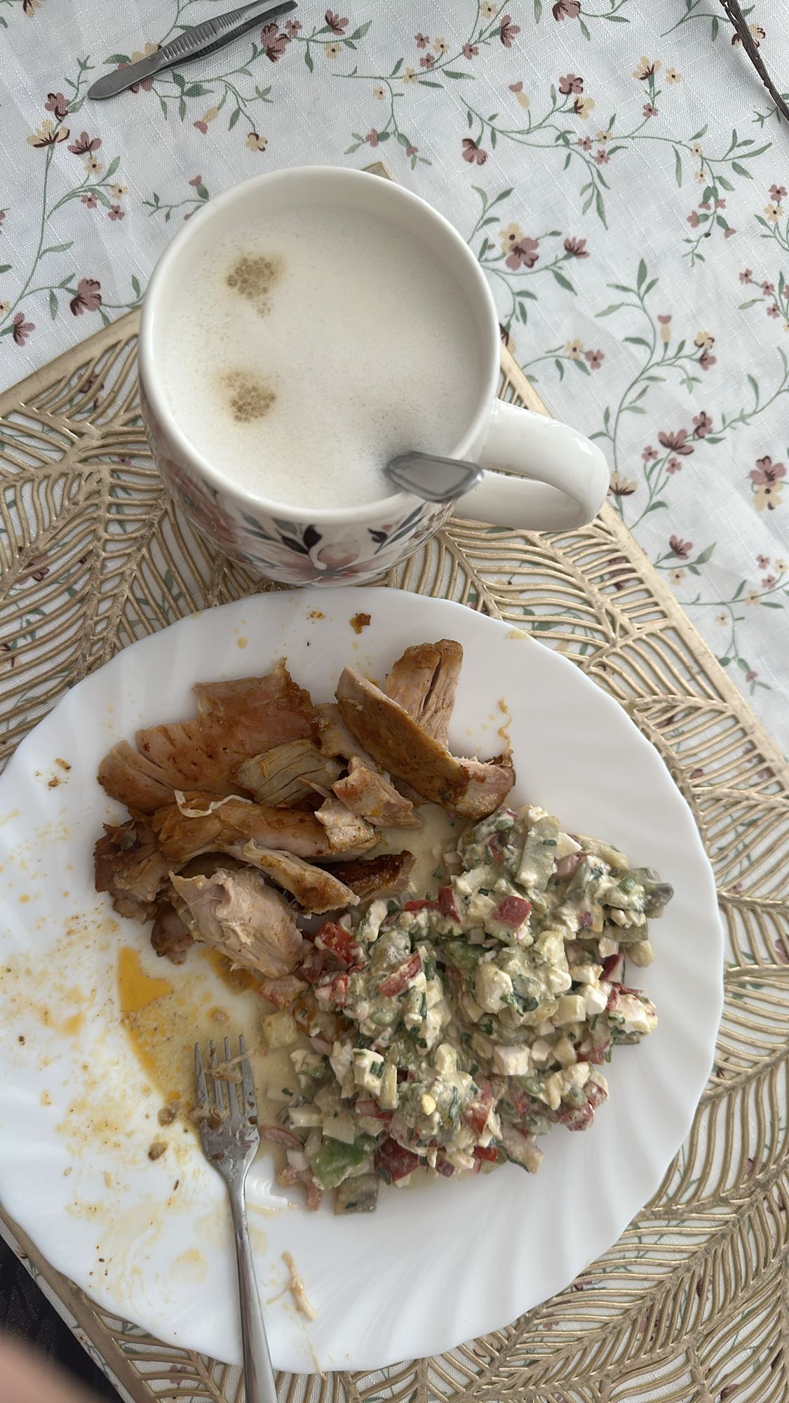 Kurczak z sałatką i kawą