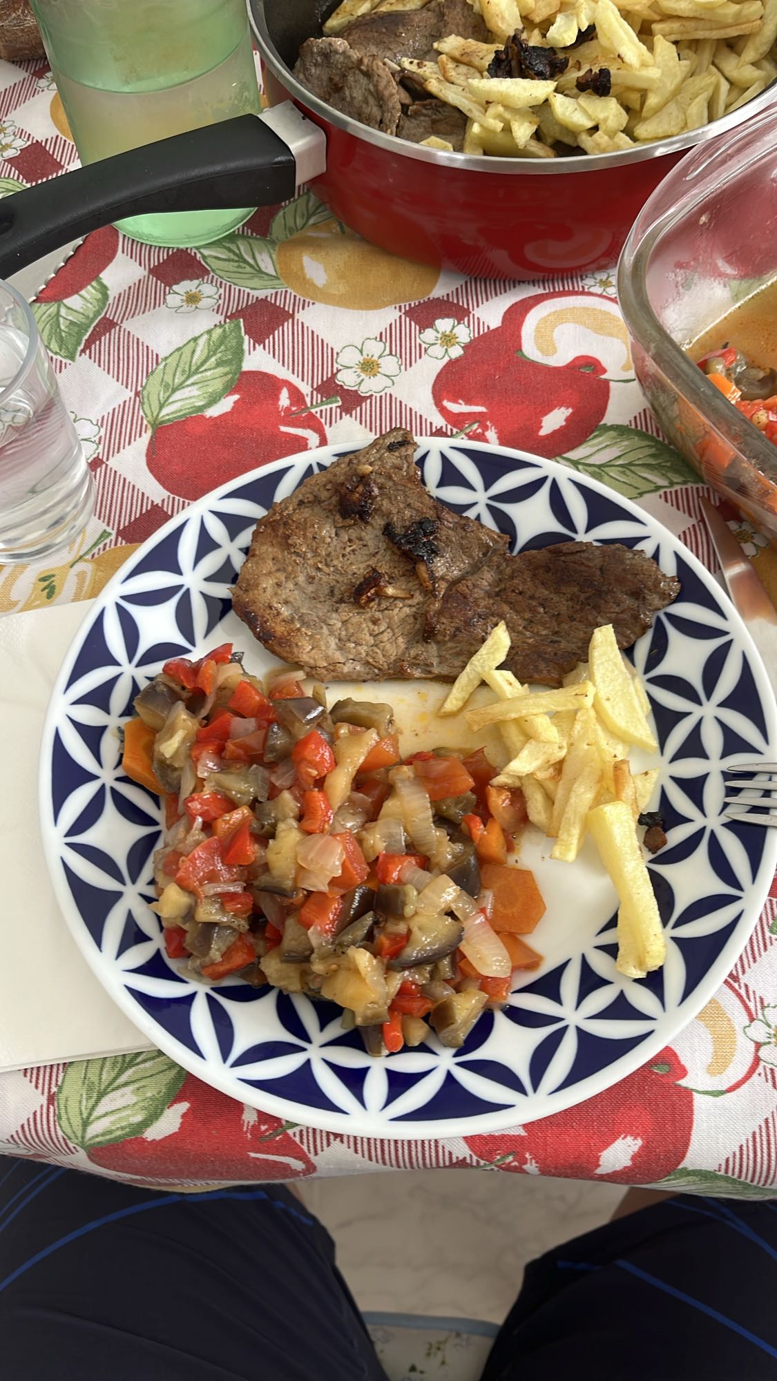 Carne con verduras y papas