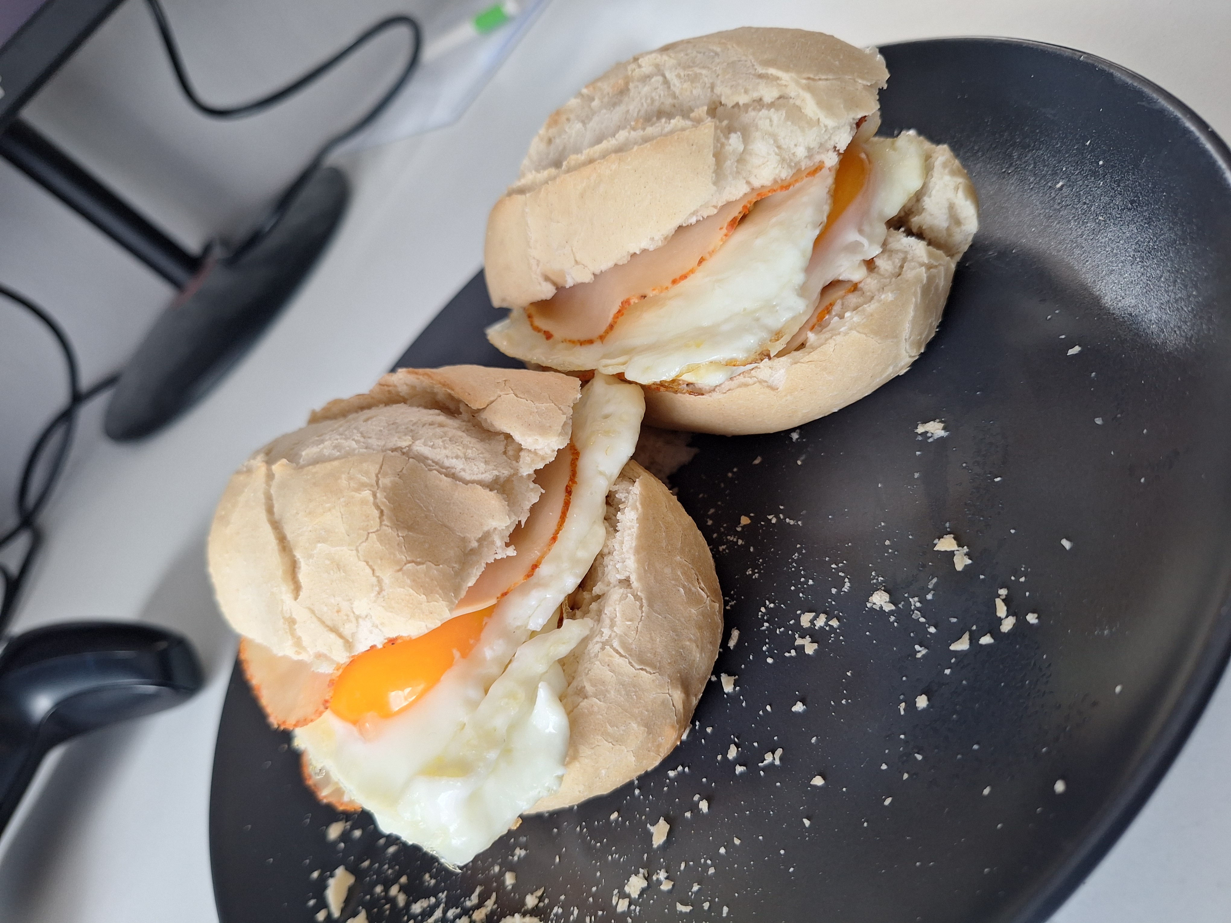Pão com ovo e peito de peru