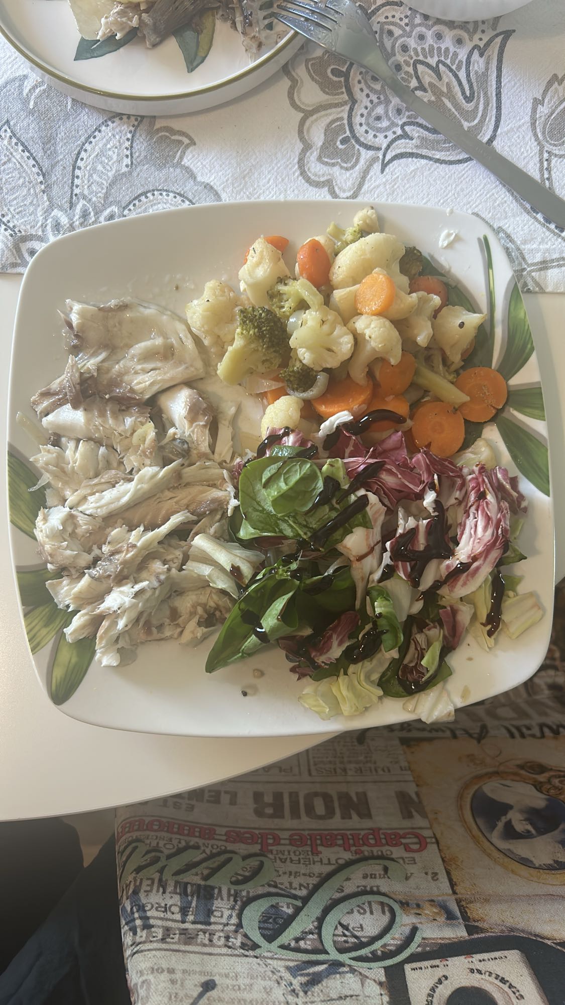 Pește cu legume și salată