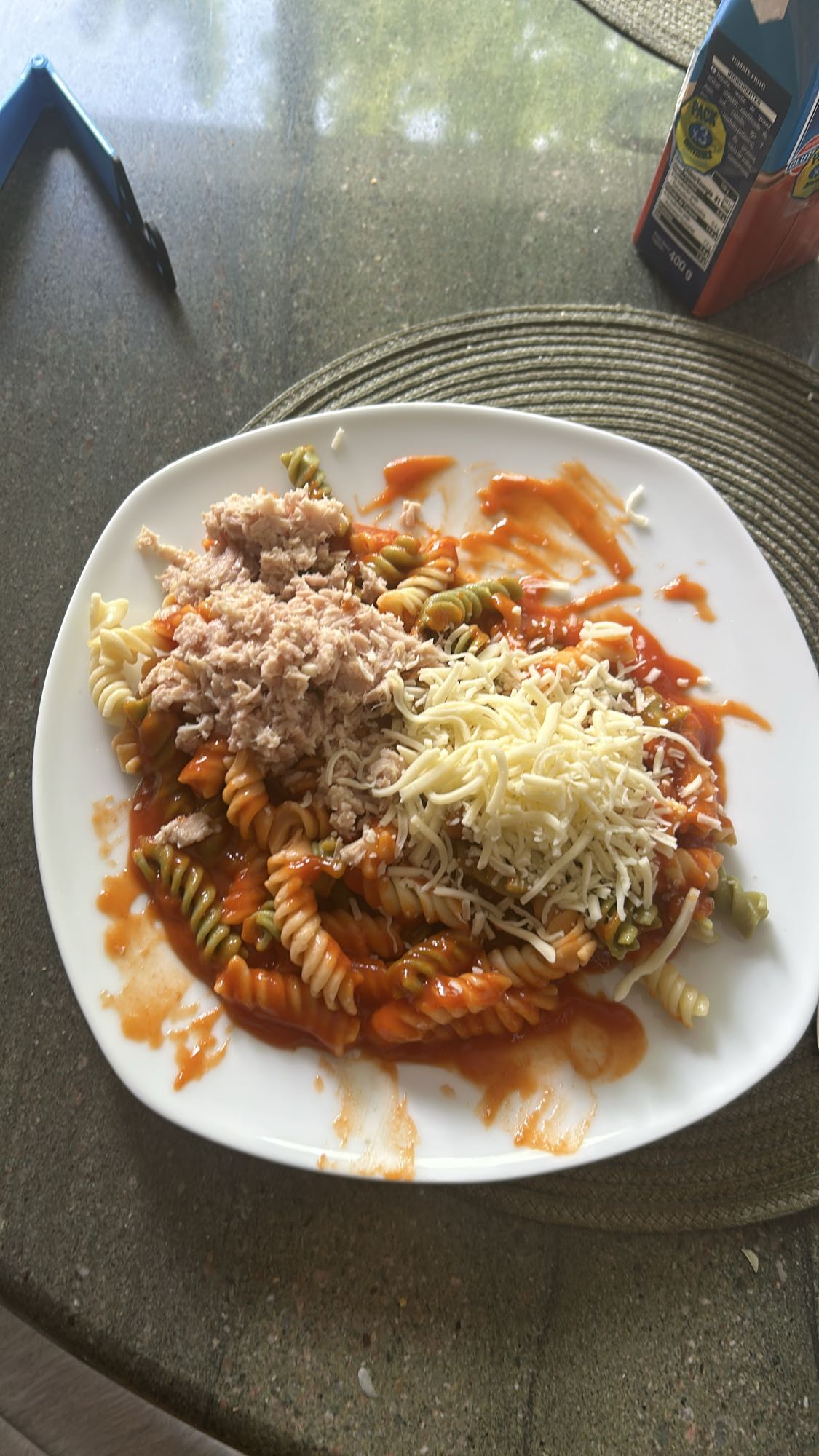 Pasta con atún y queso
