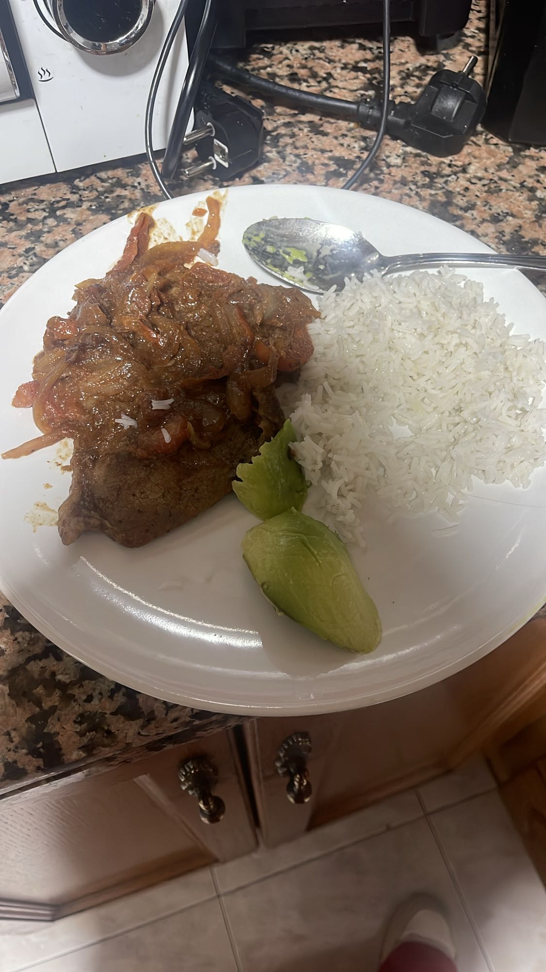 Carne con arroz y aguacate