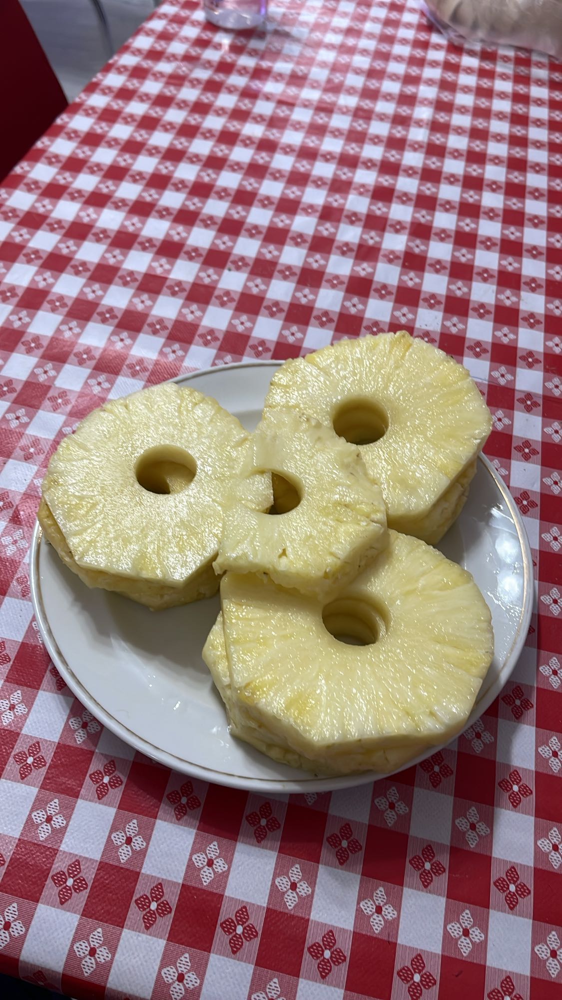 Felii de ananas proaspăt