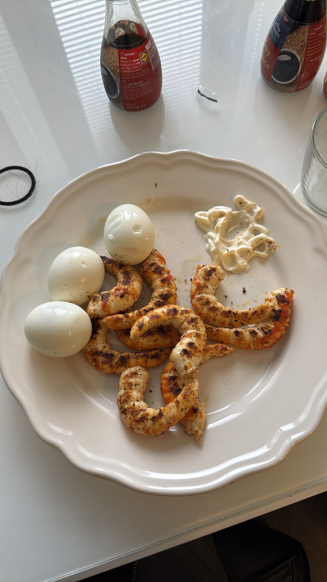 Ägg och grillade räkor