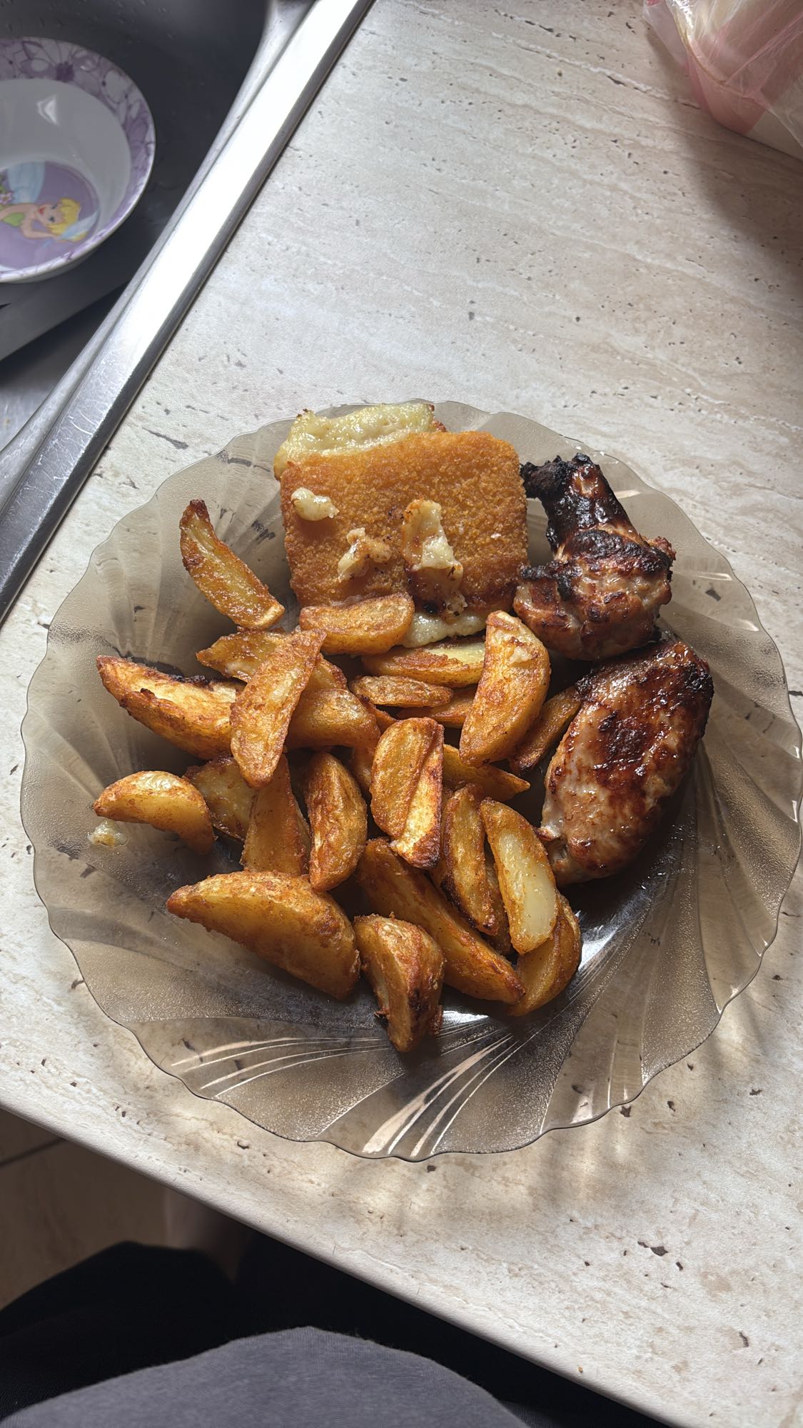 Rántott sajt, sült krumpli, csirke