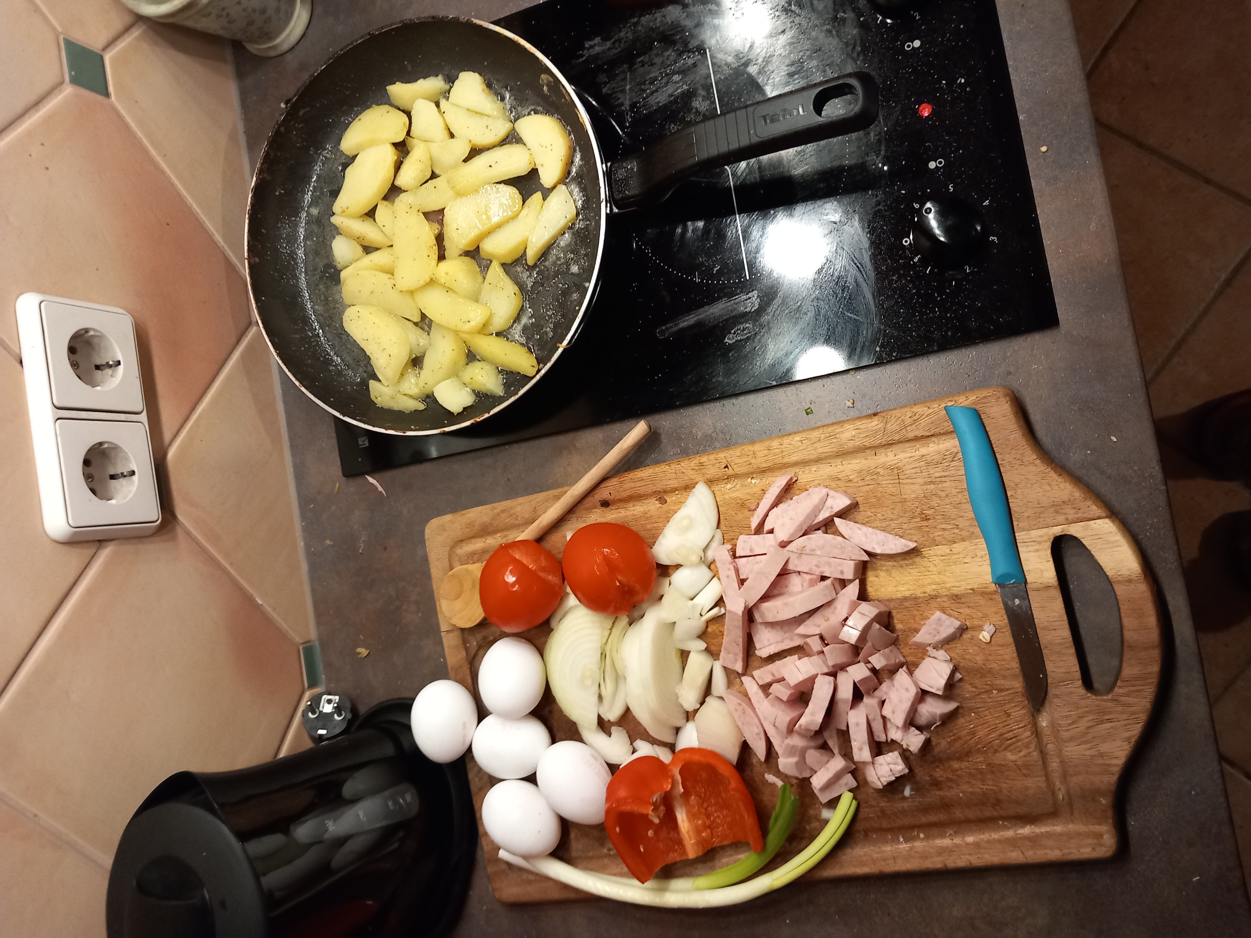 Huevos con papas y salchicha