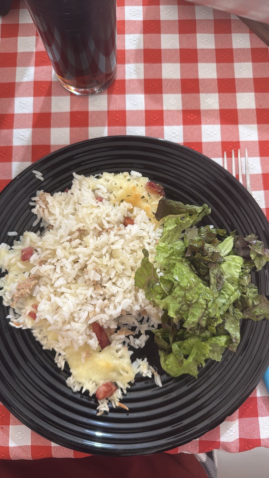 Arroz, salada e refrigerante