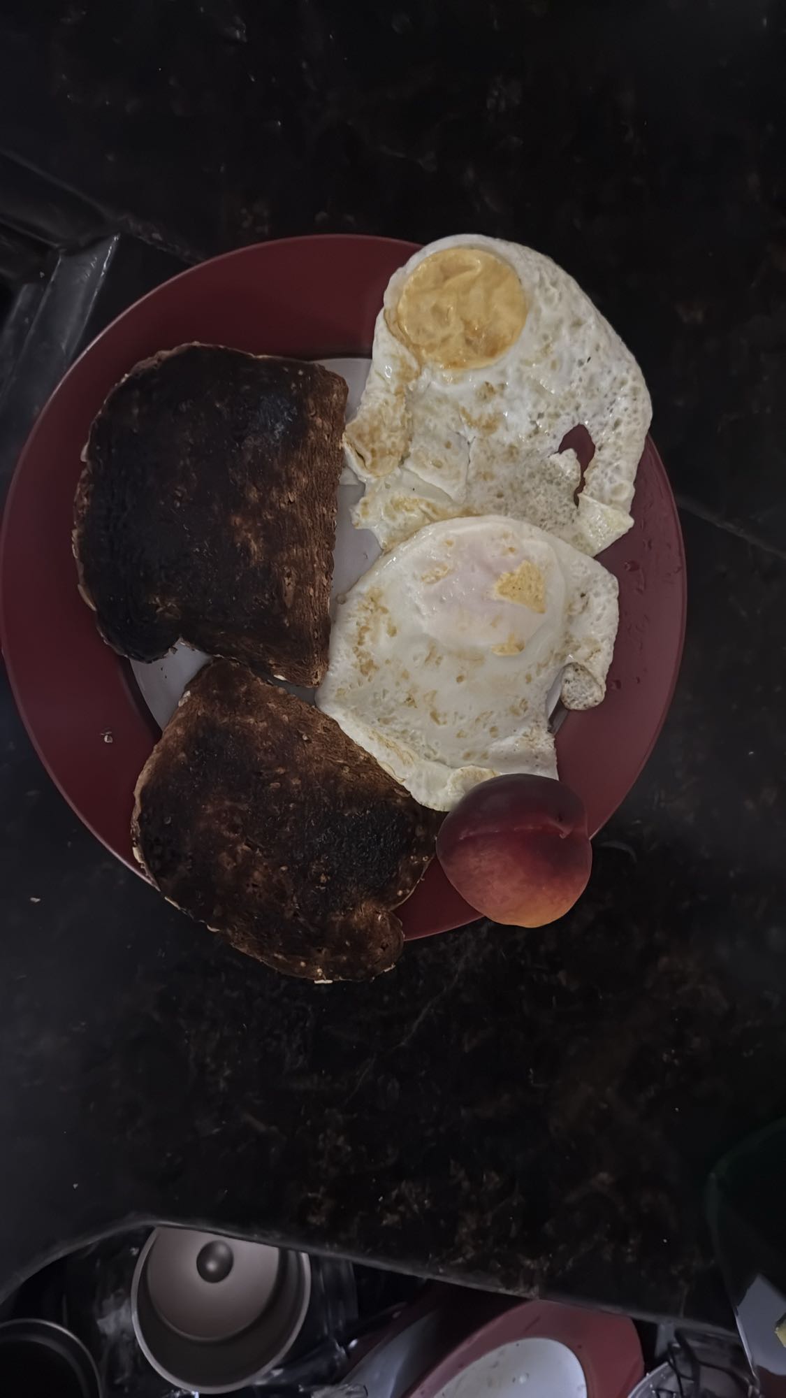Desayuno con huevos, claras, pan con mantequilla y durazno