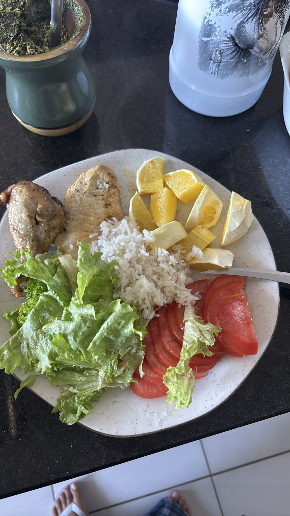 Frango com arroz e salada