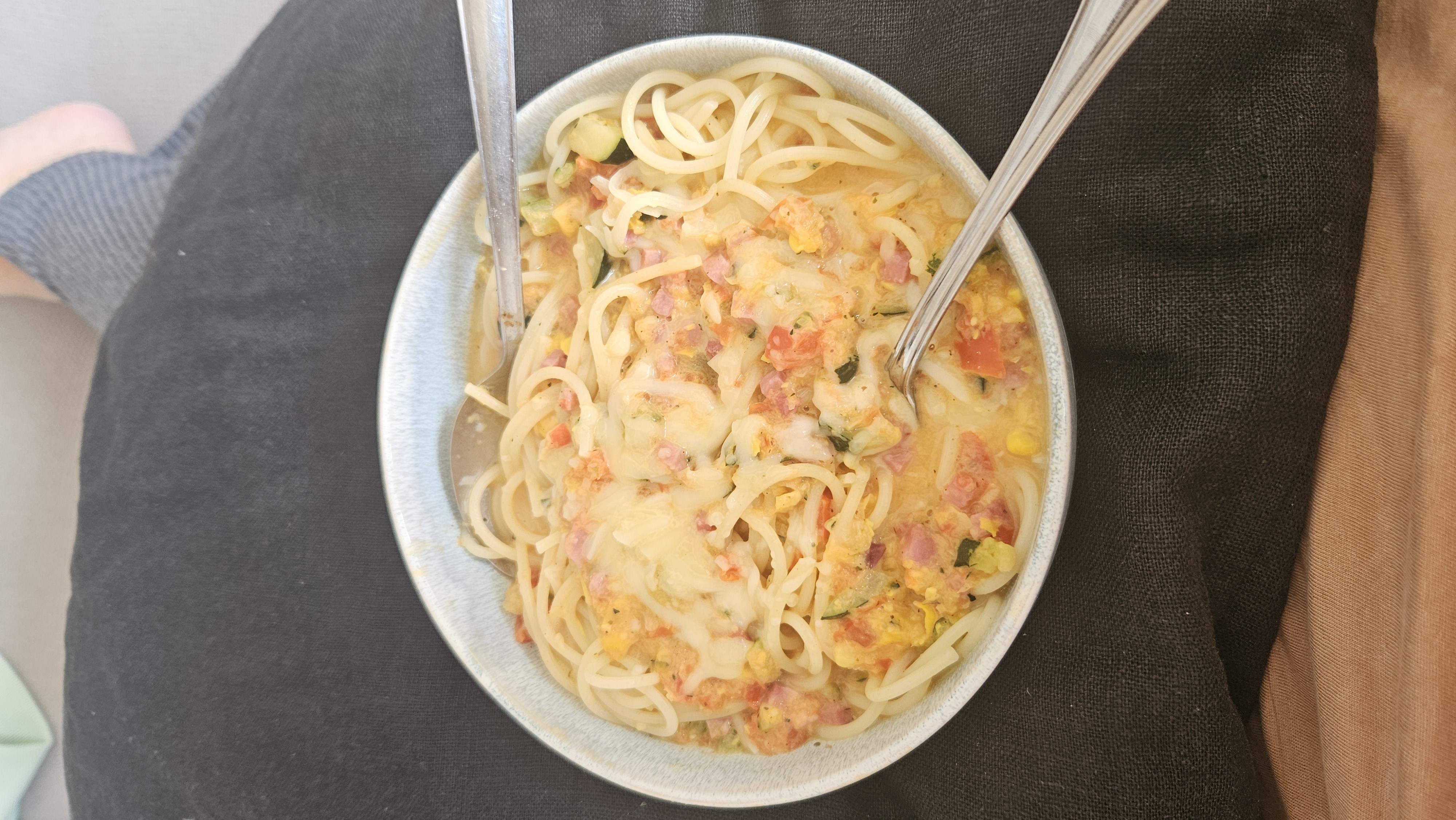 Spaghetti mit Gemüse und Proteinsauce