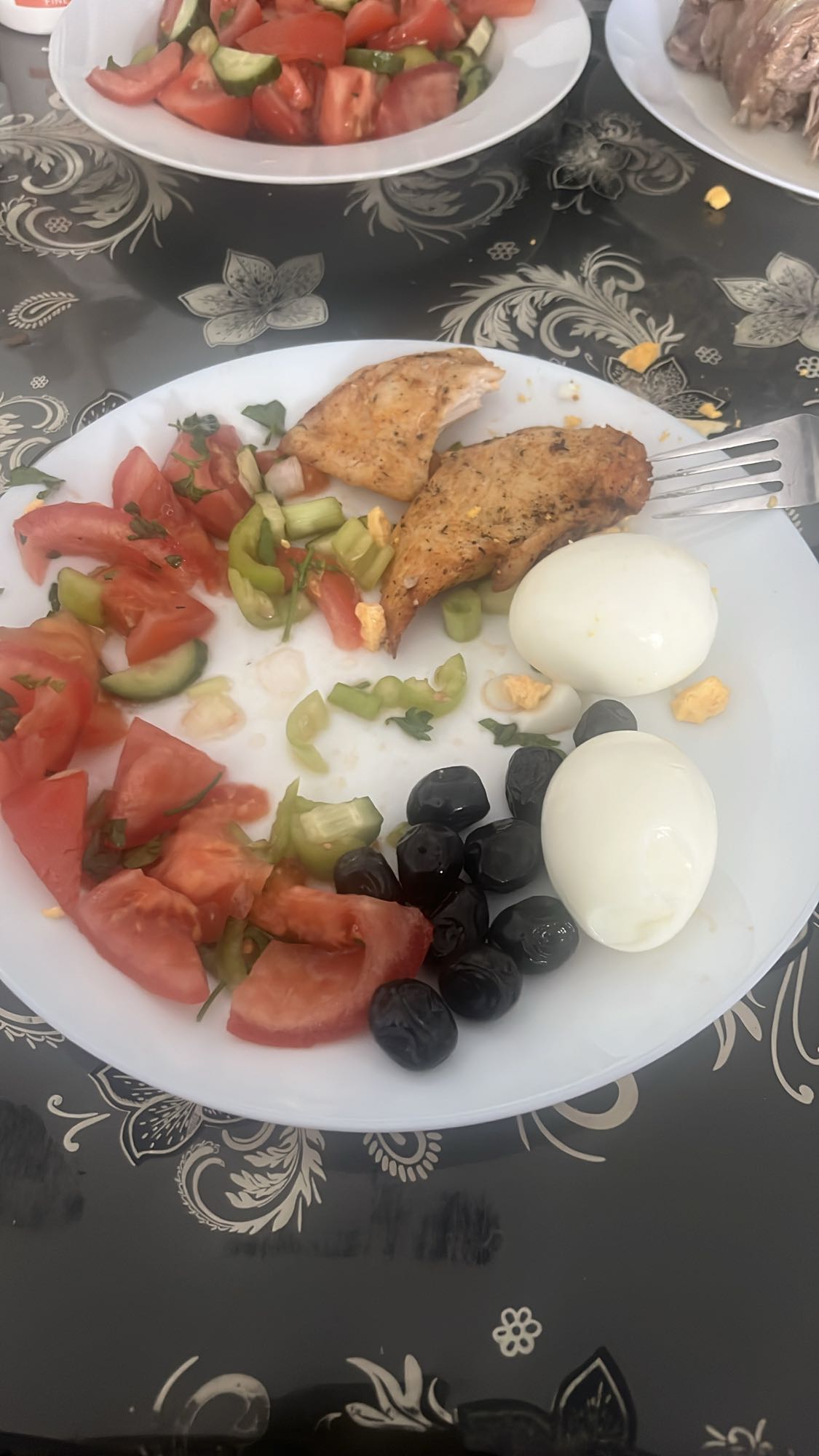 Пилешко с яйца и салата