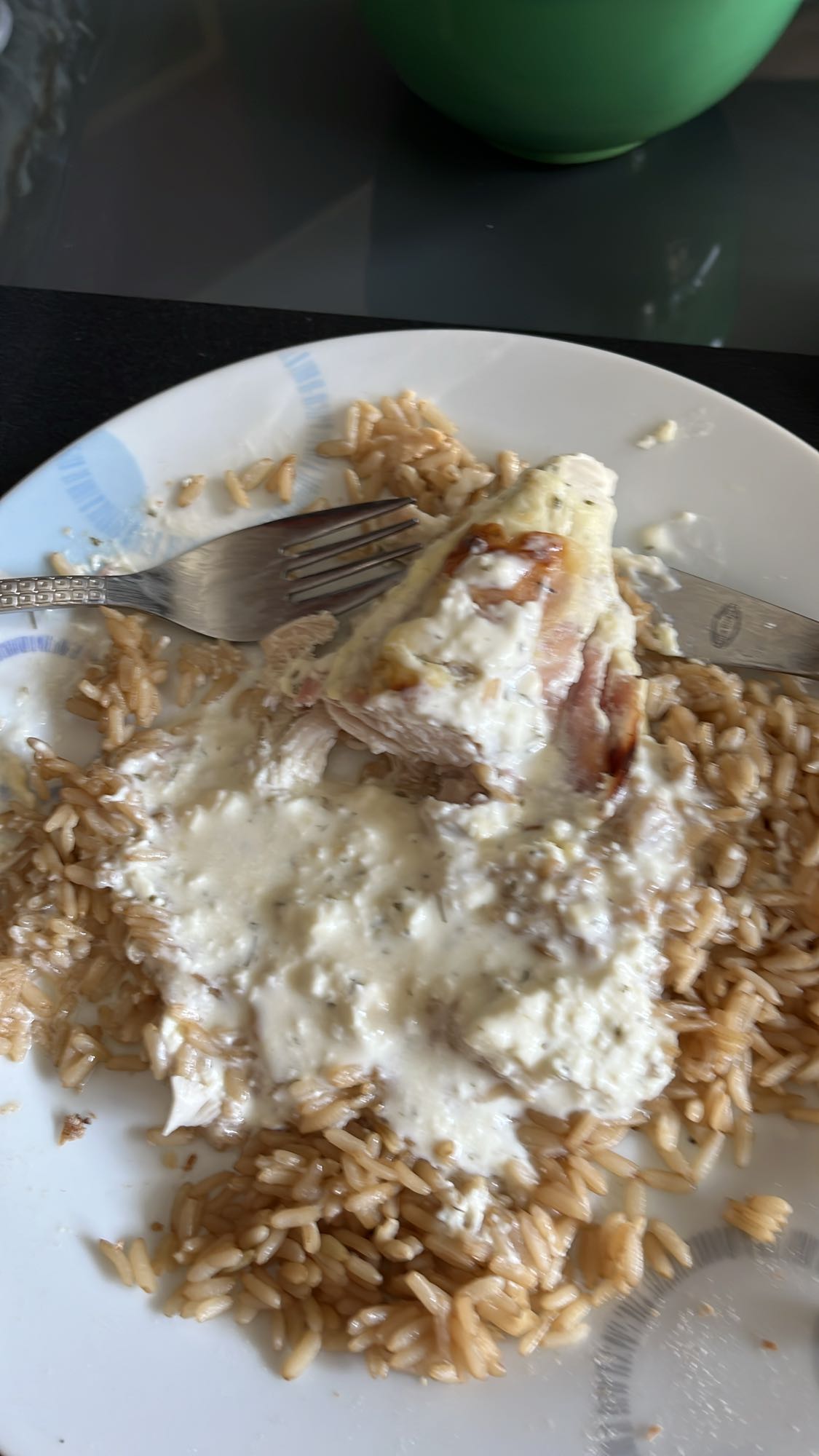 Arroz con pollo y salsa cremosa