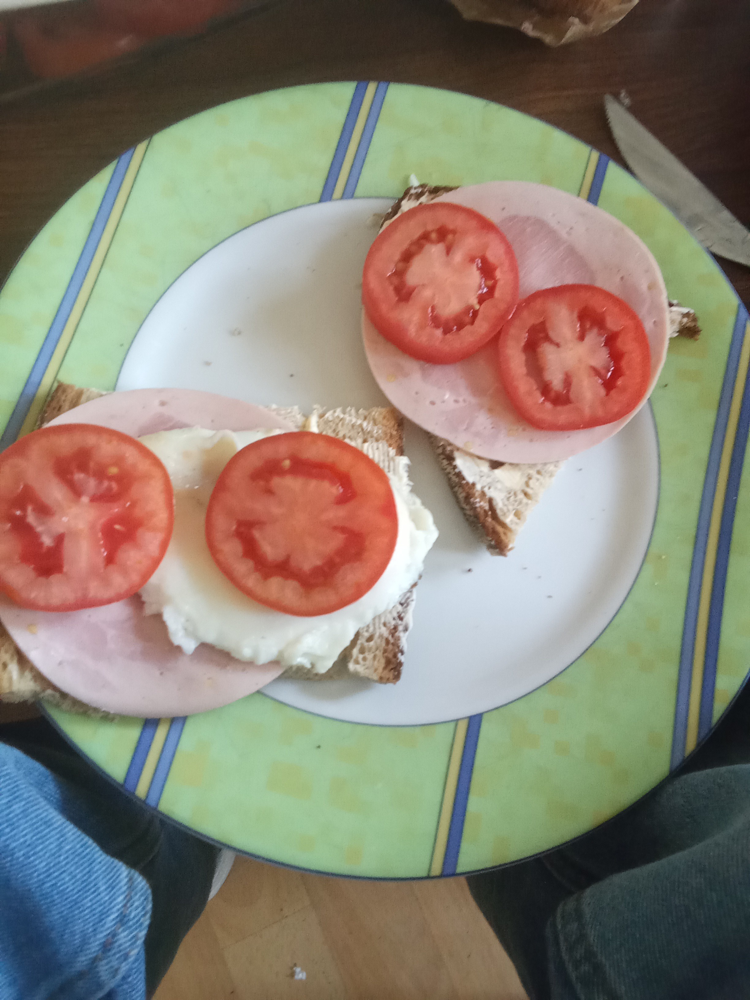 Sandwich cu șuncă și roșii