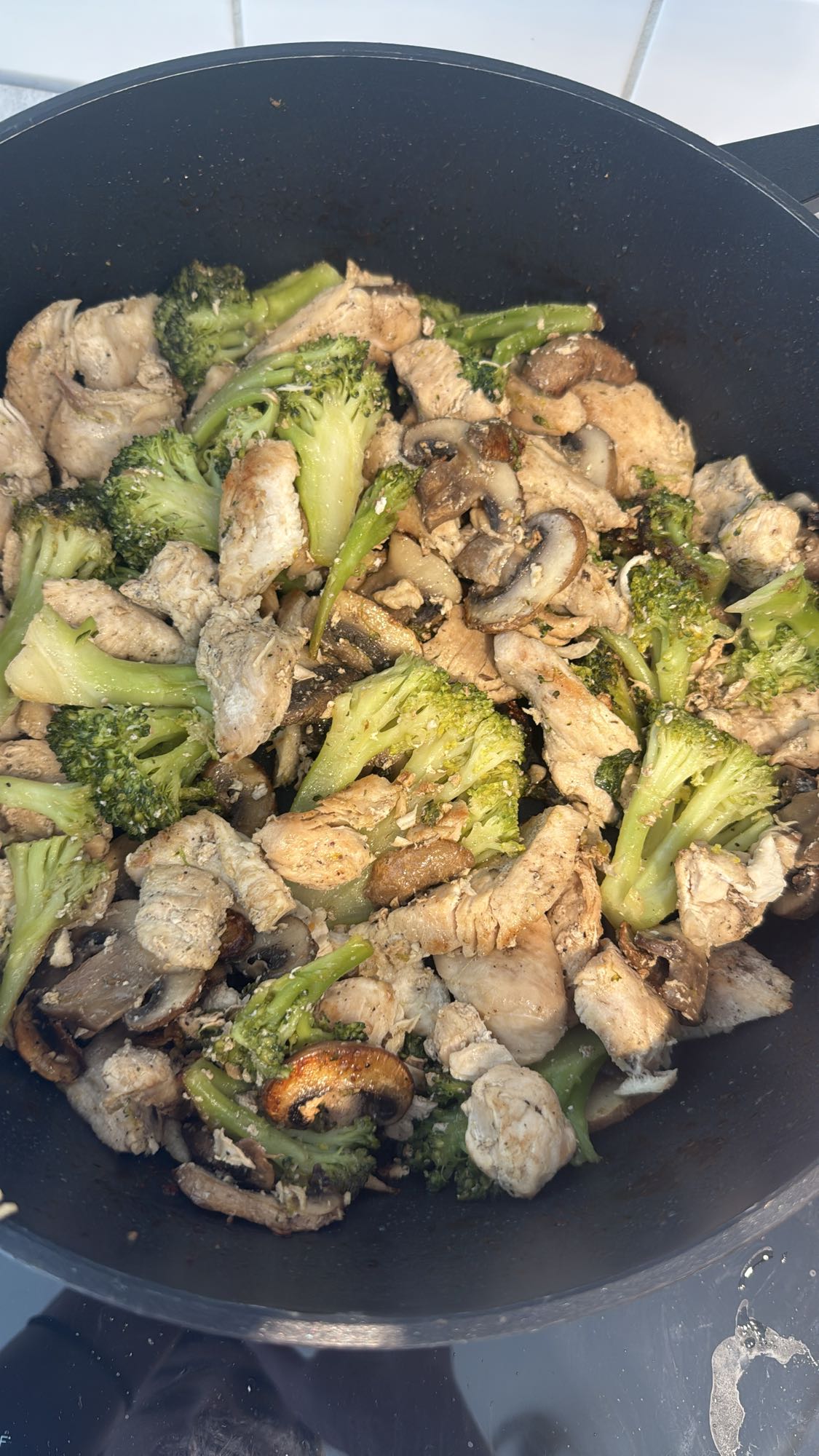 Kip met broccoli en champignons