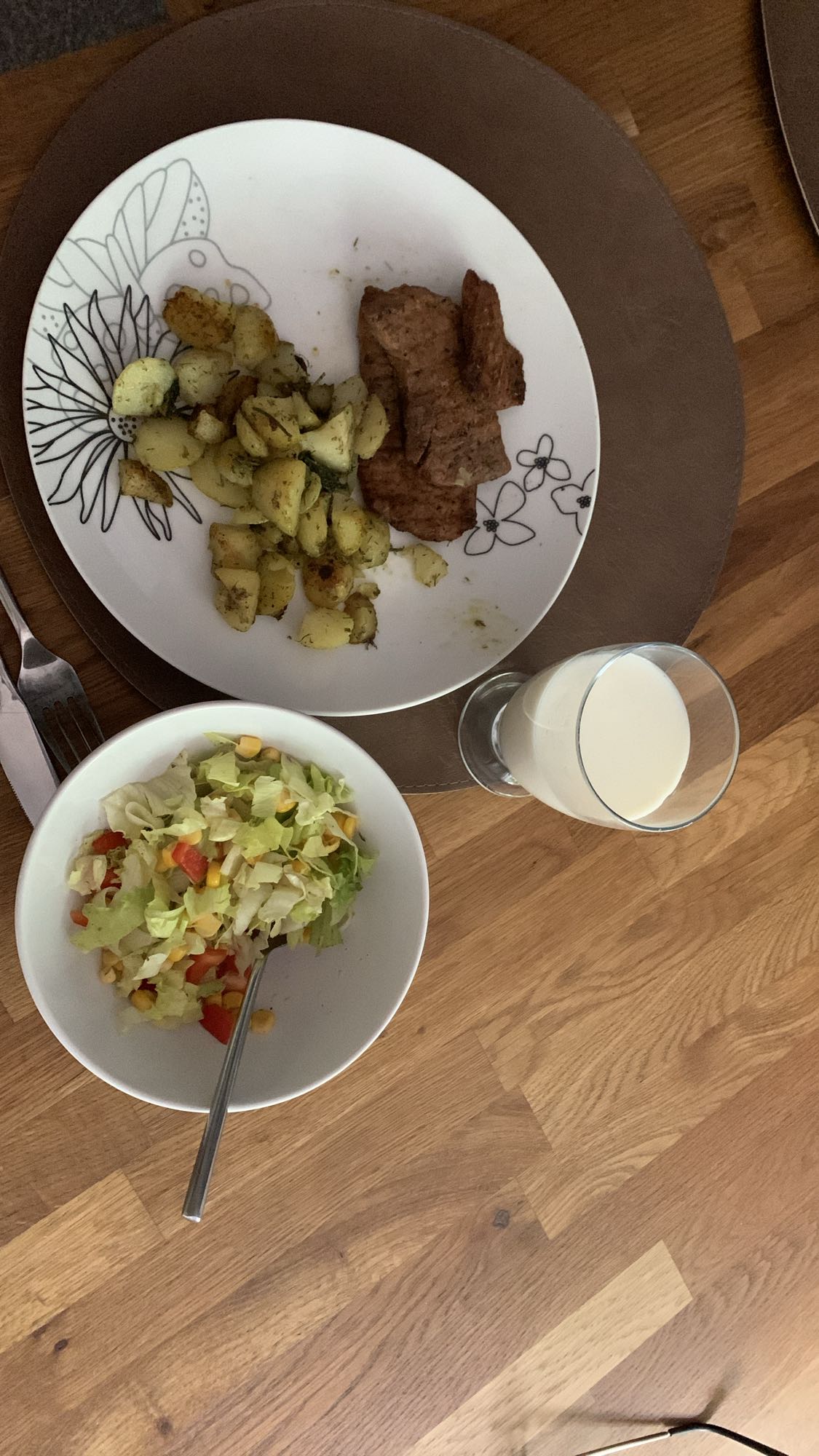 Kött, potatis och sallad