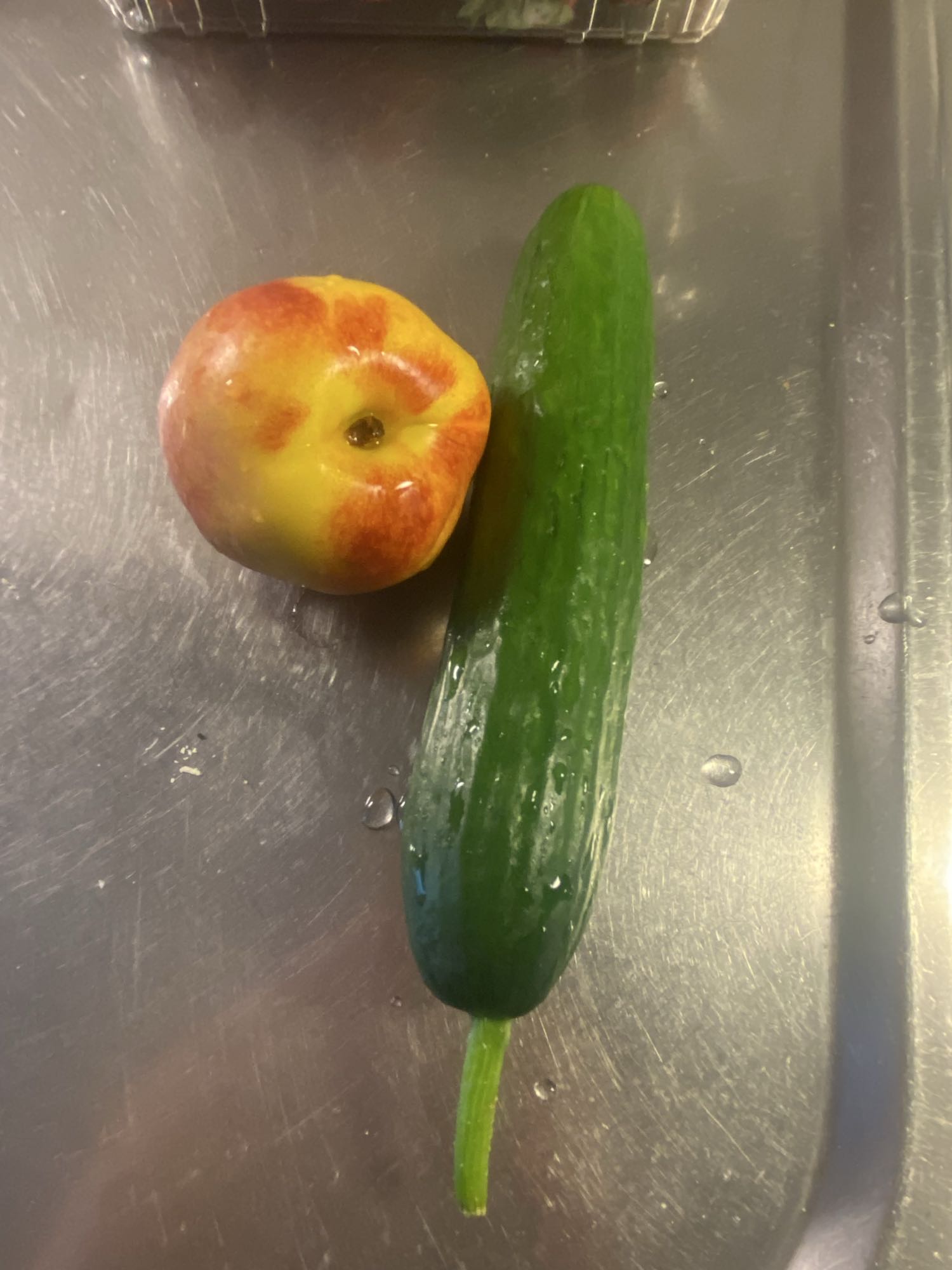 خوخ وخيار طازج