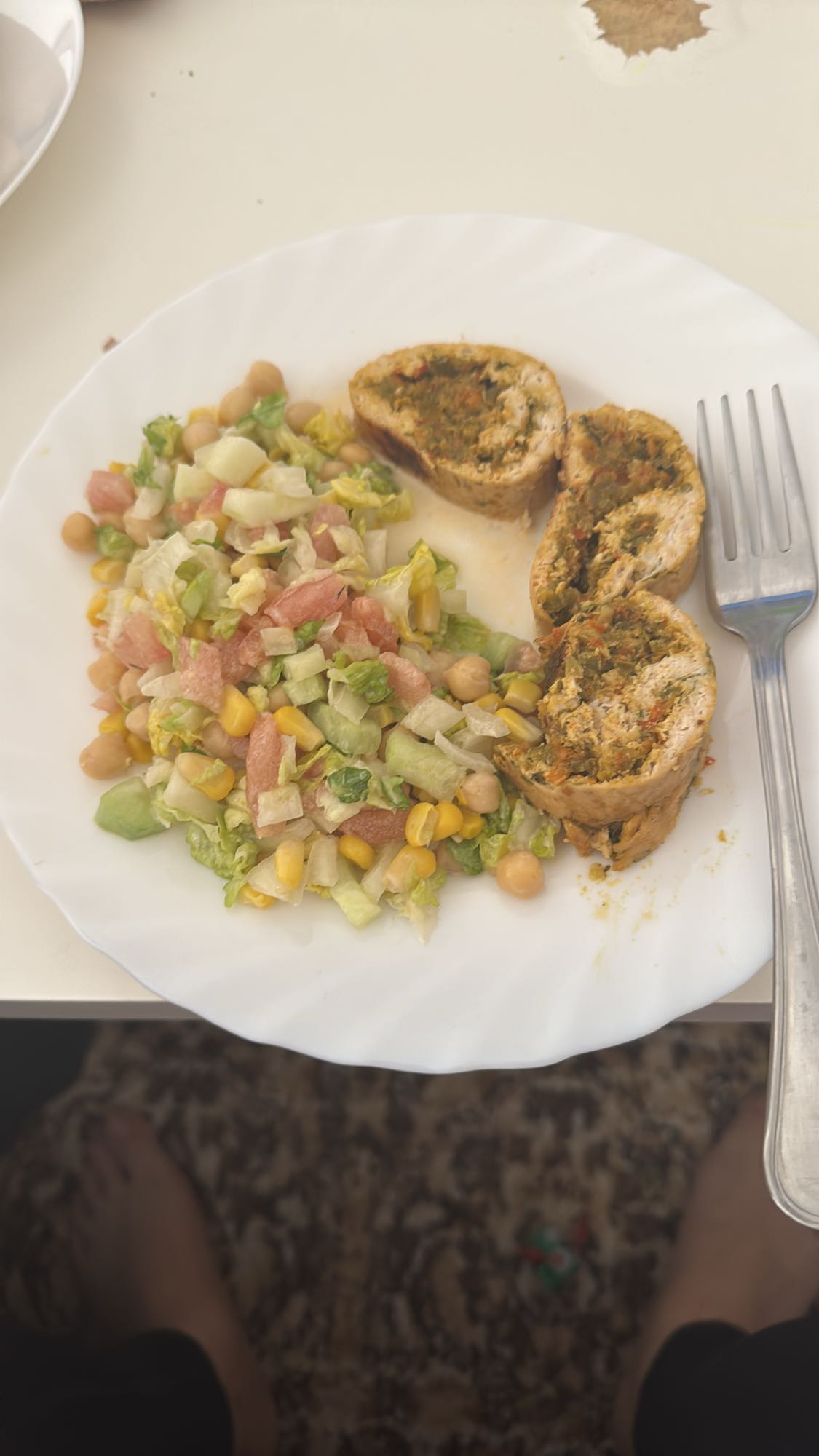 Pollo relleno con ensalada