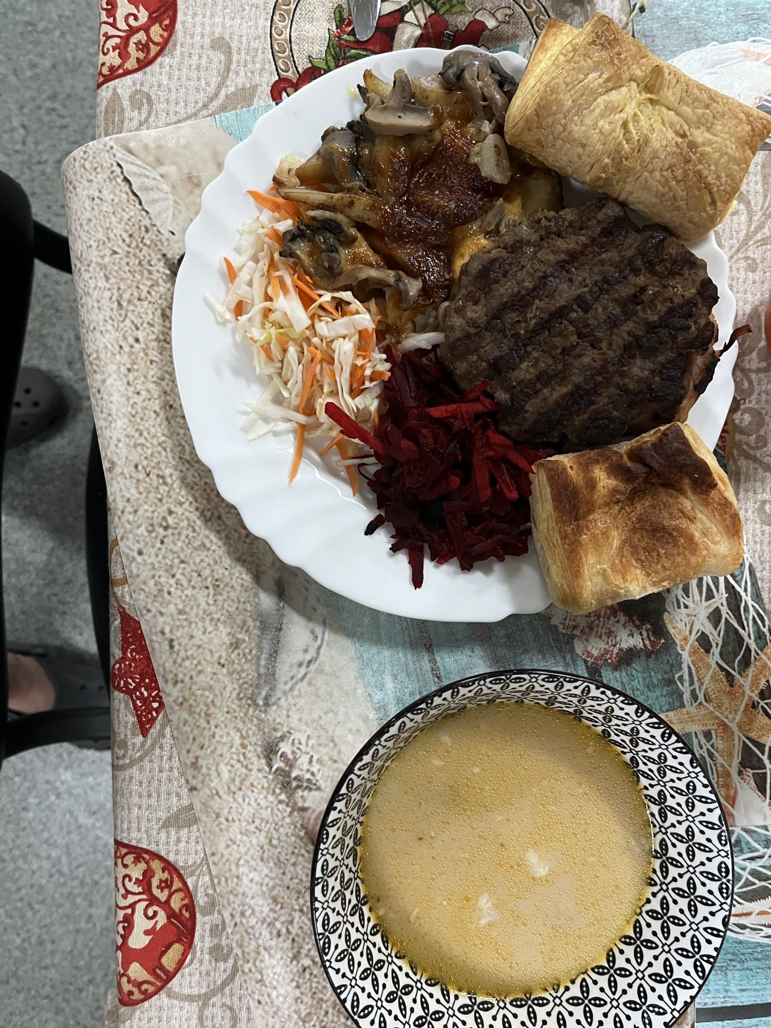 Обед с котлетой и супом