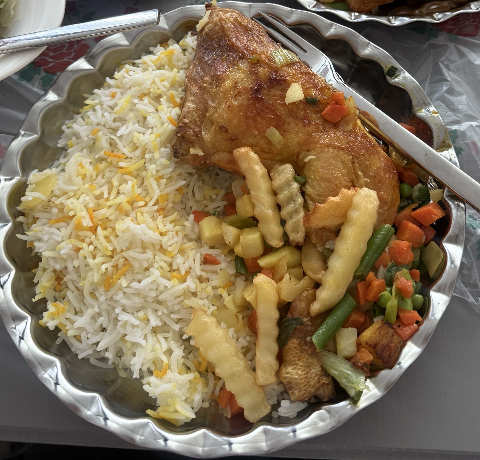 Riz, poulet rôti et légumes