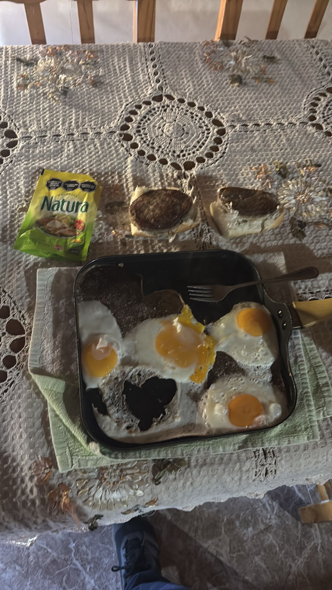 Huevos fritos con pan y aderezo