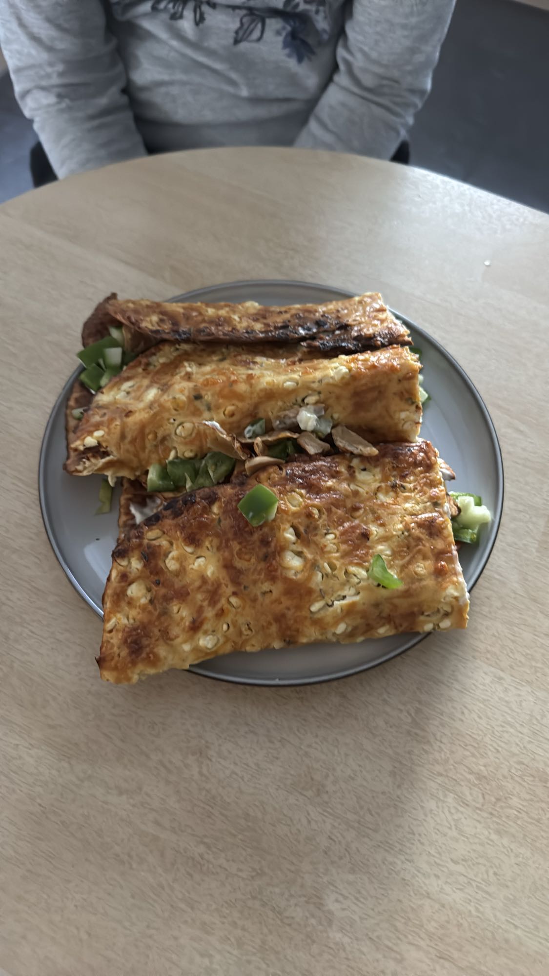 Omelett mit körnigem Frischkäse und veganem Hähnchenfilet