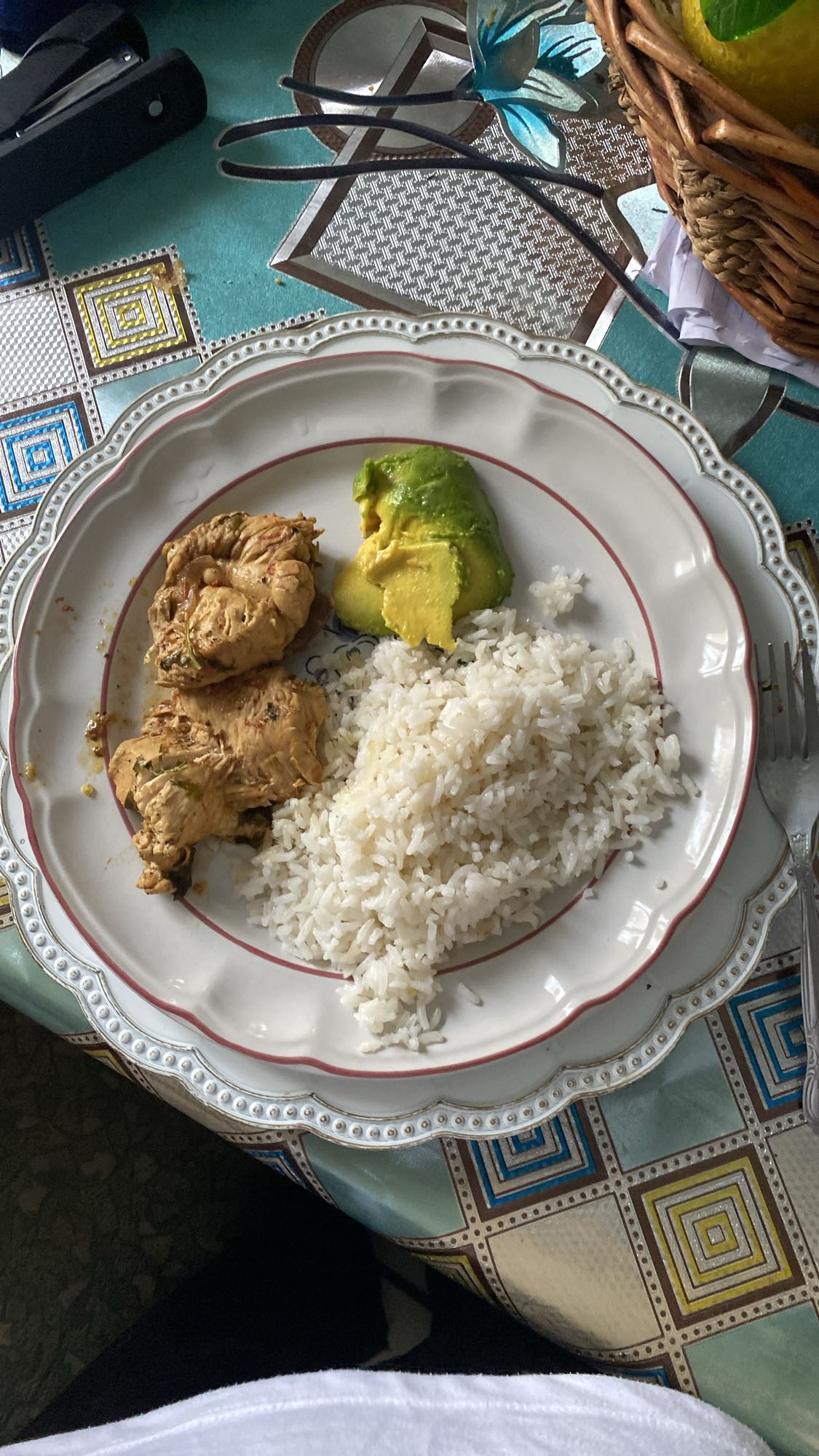 Pollo con arroz y aguacate