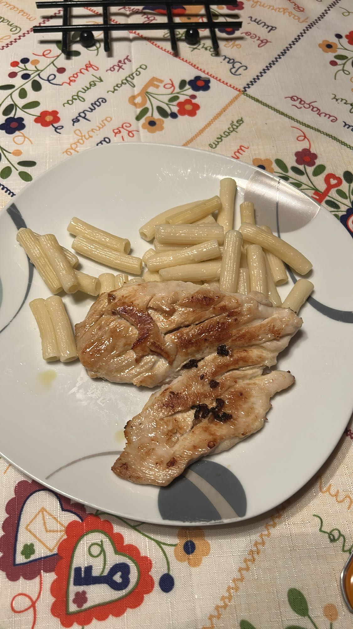 Pollo con pasta corta