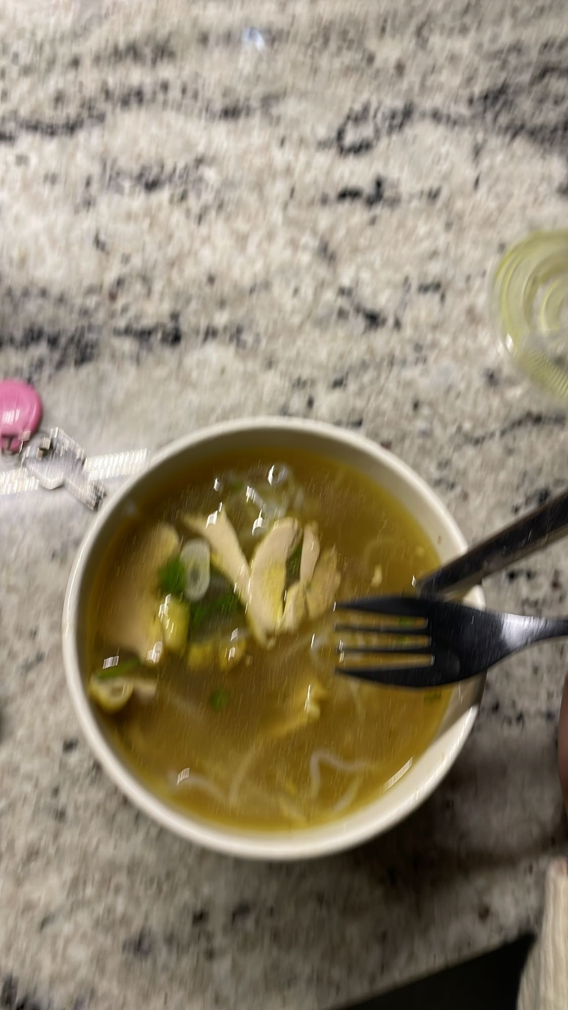 Zupa pho z makaronem konjac i kurczakiem