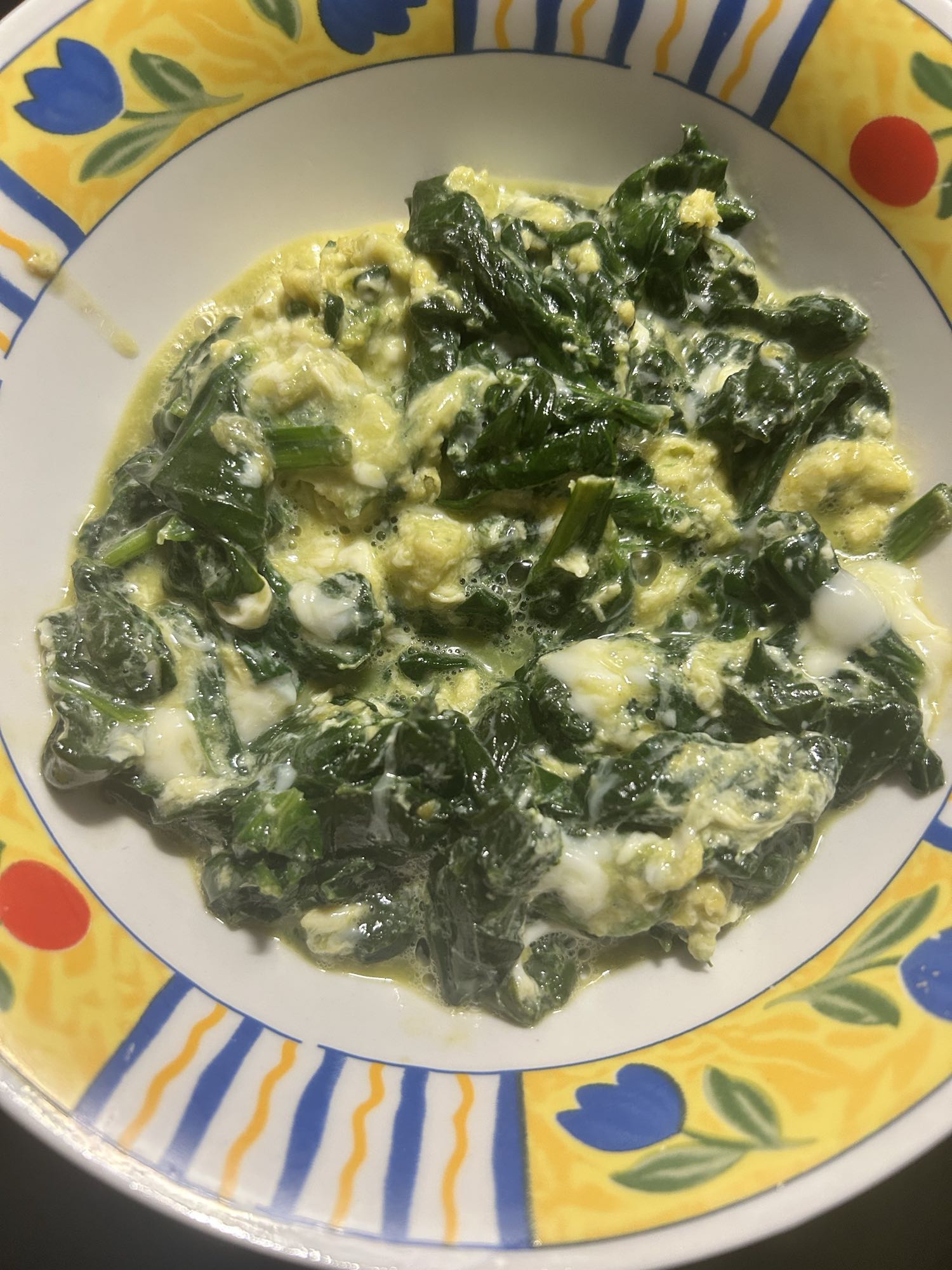 Huevo revuelto con espinacas cocidas