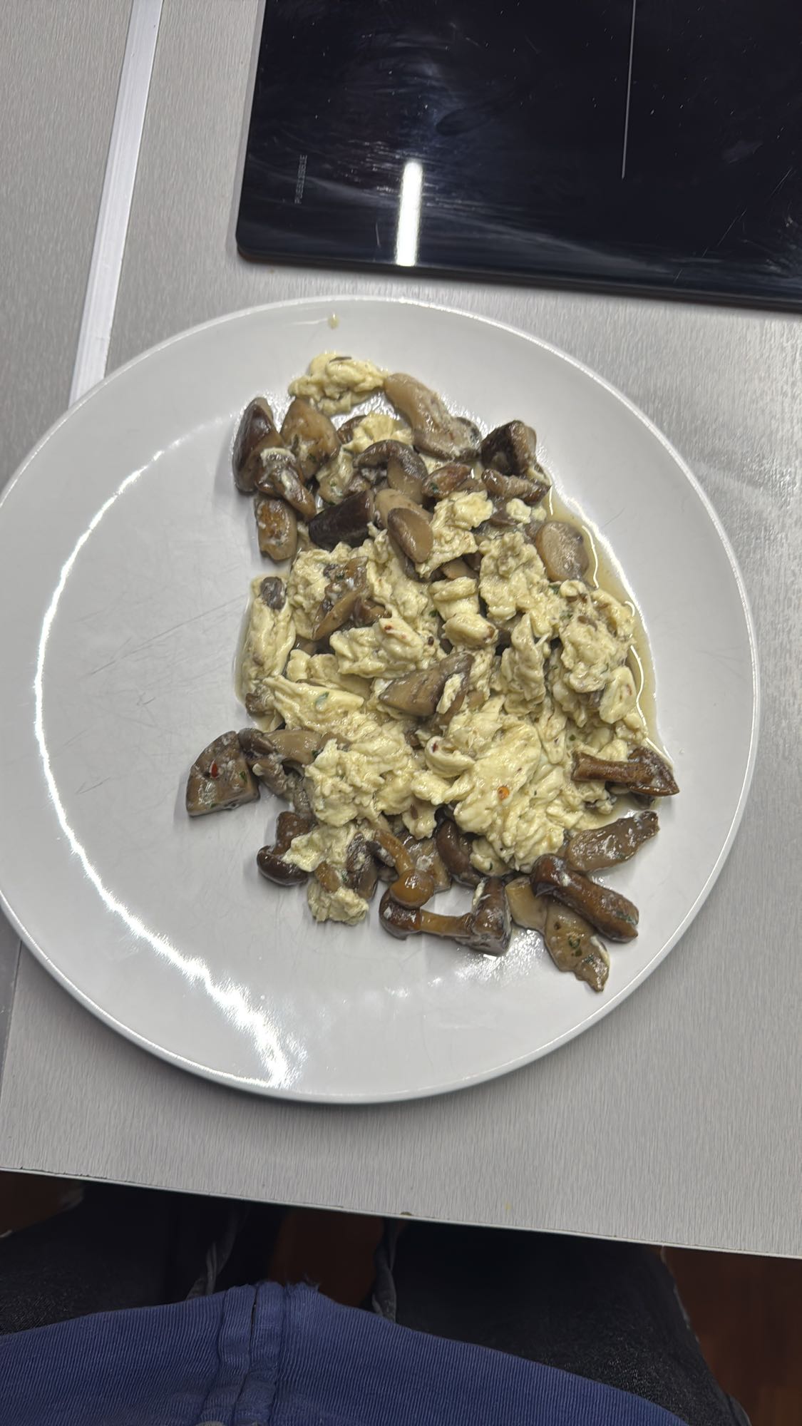 Revuelto de huevo y claras con setas