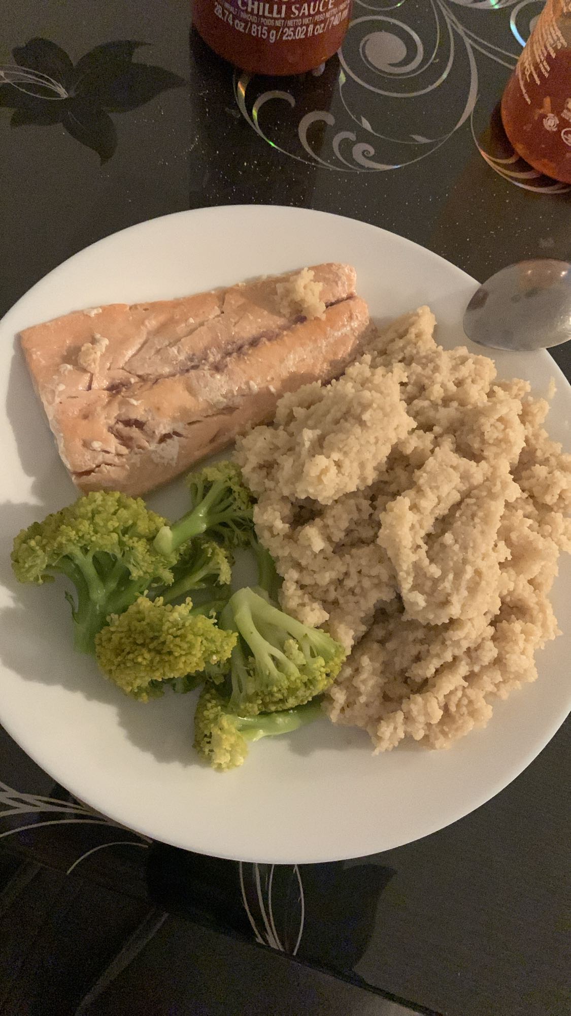 Lax med couscous och broccoli
