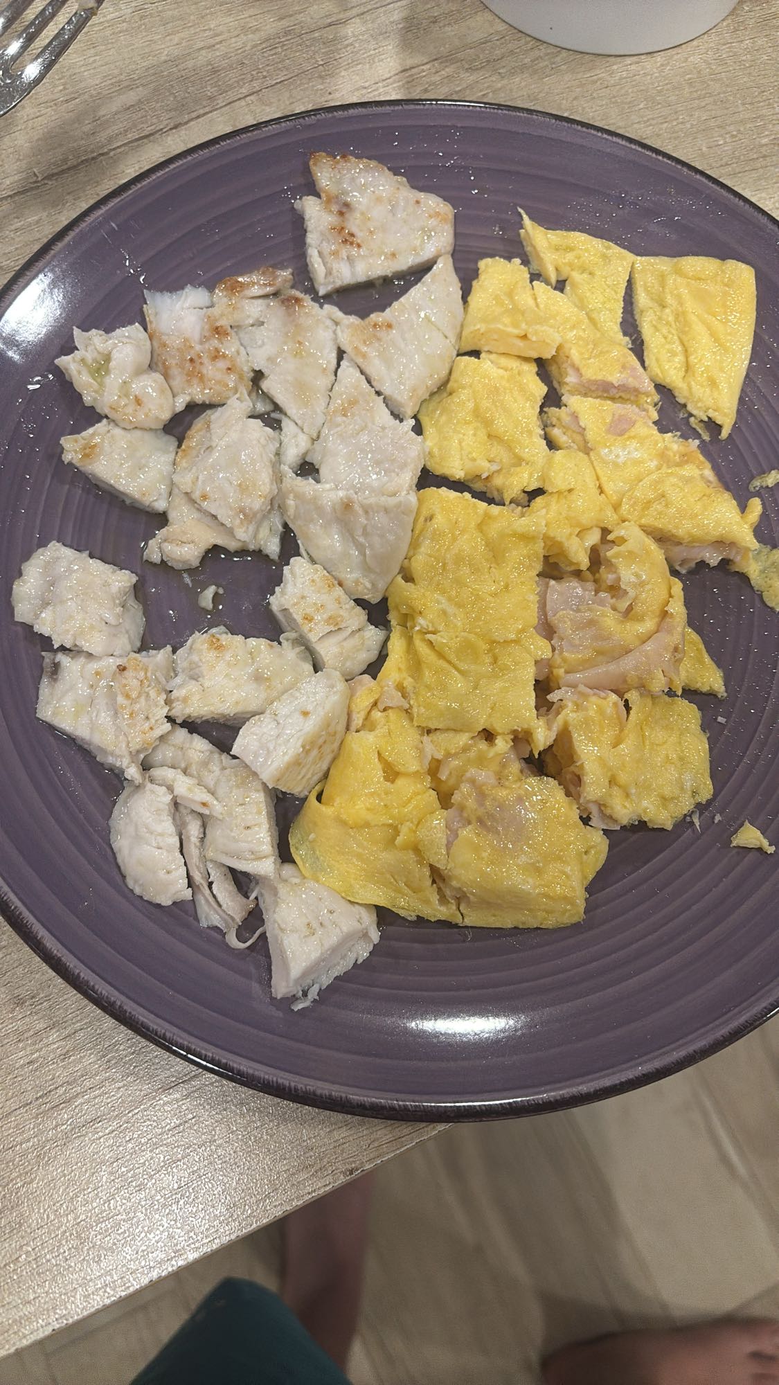 Filete de pollo con tortilla a la francesa y pavo