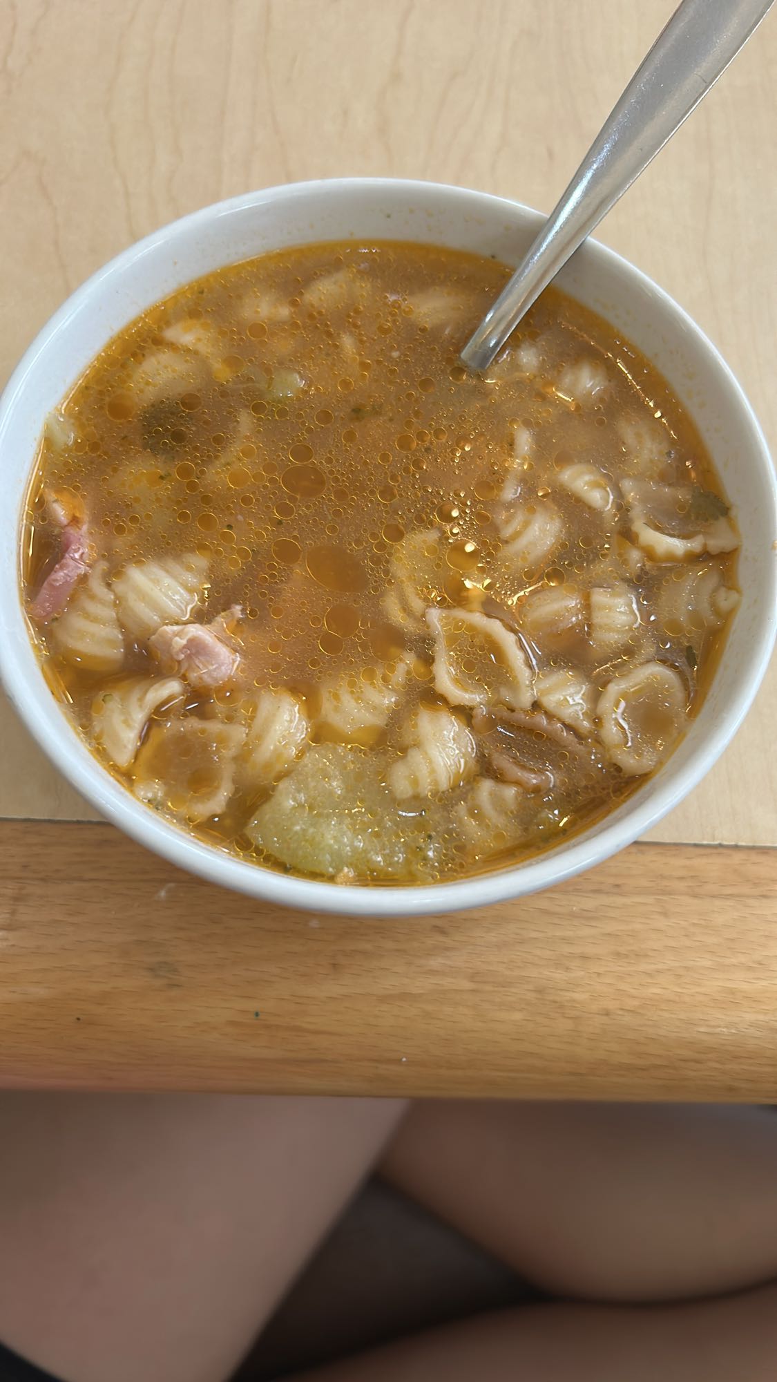 Sopa de pasta con tocino