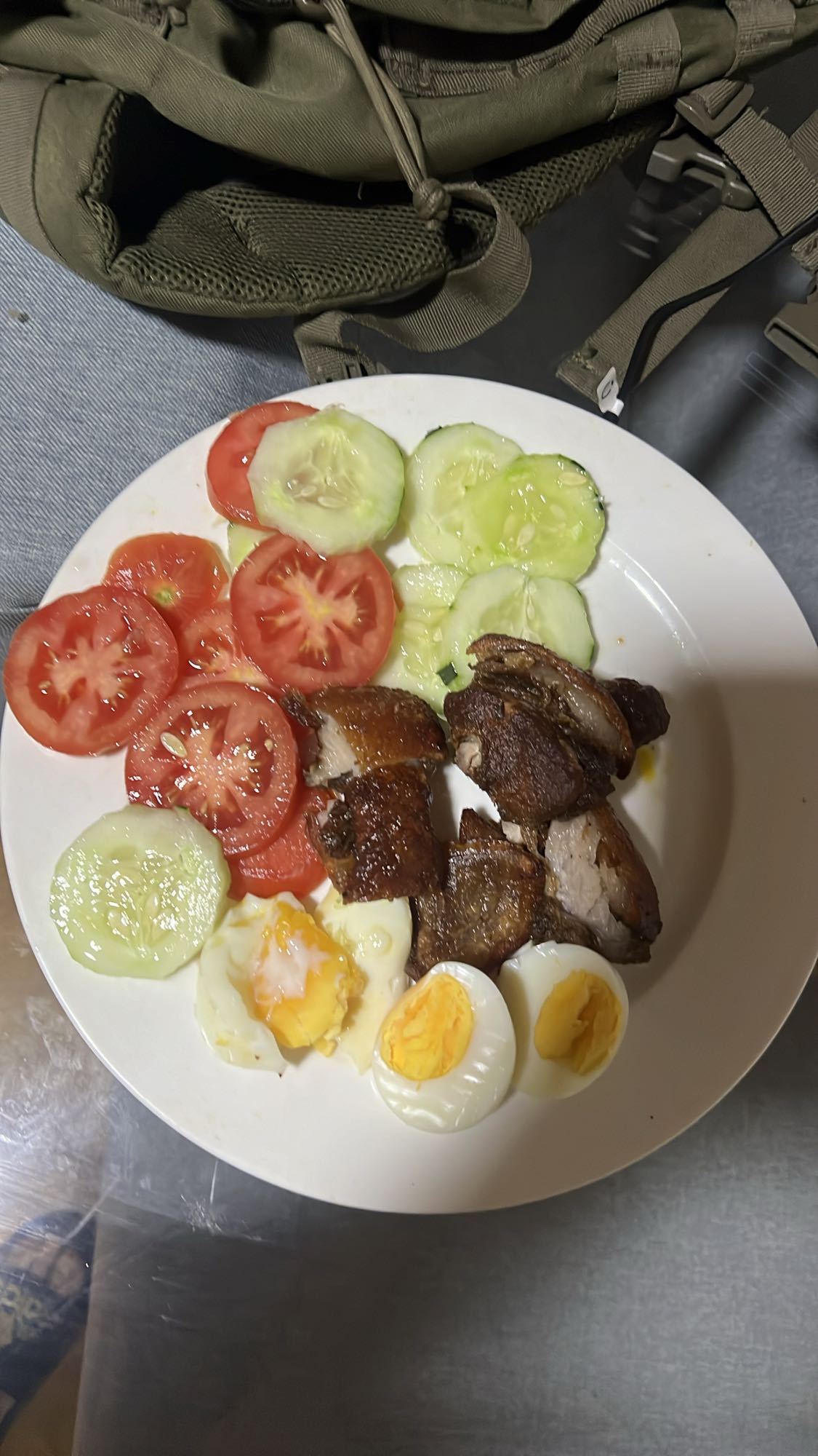 Plato con carne y huevo