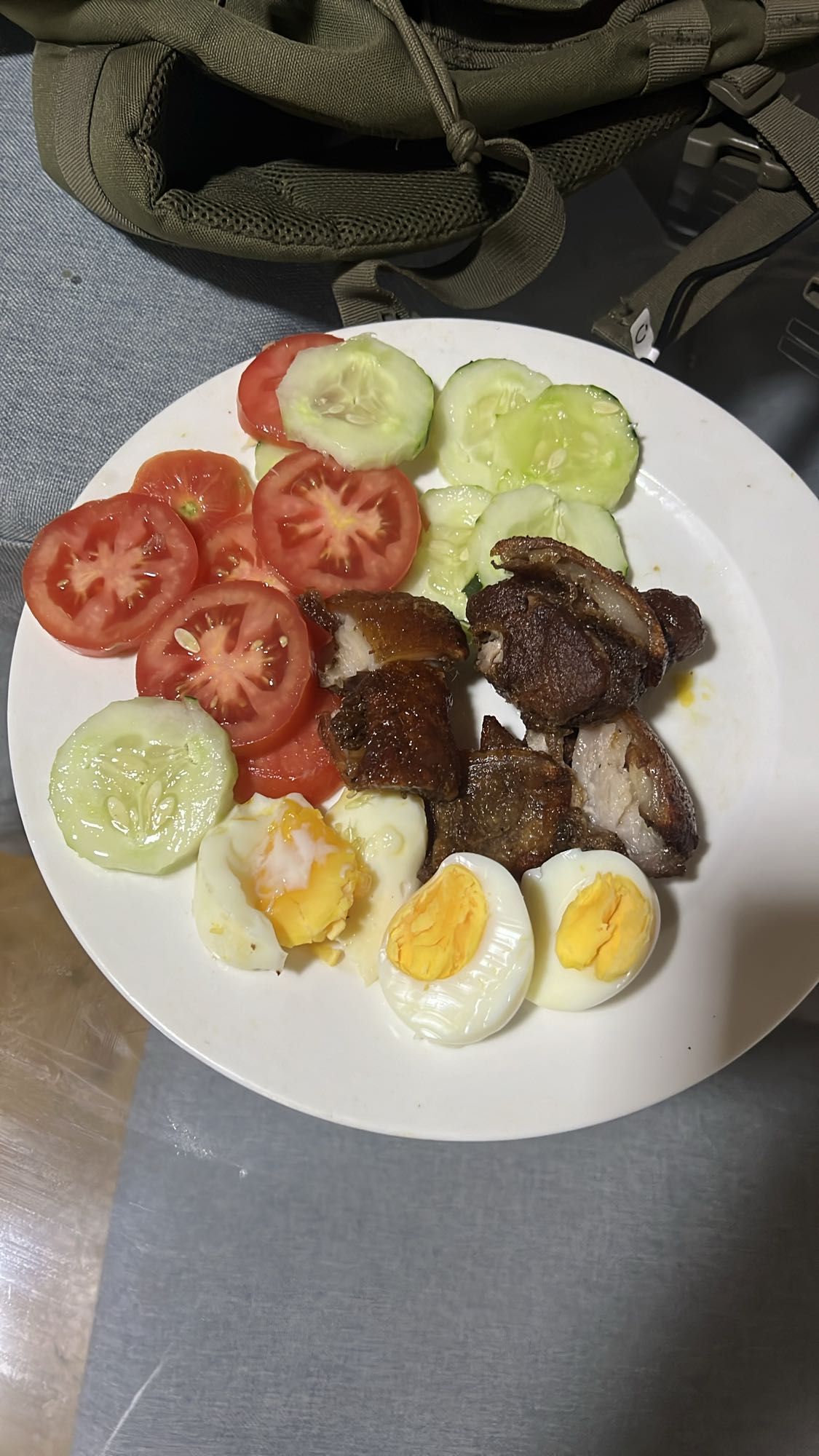 Plato con huevo y cerdo