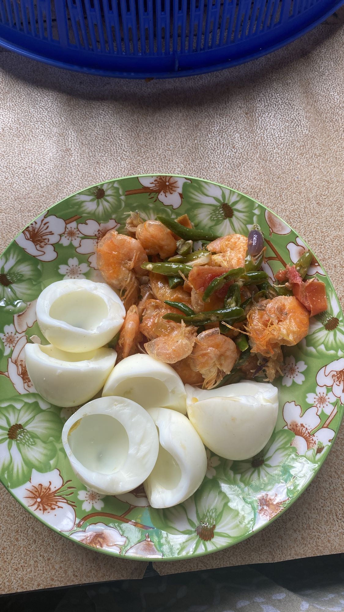 Telur rebus dan udang tumis