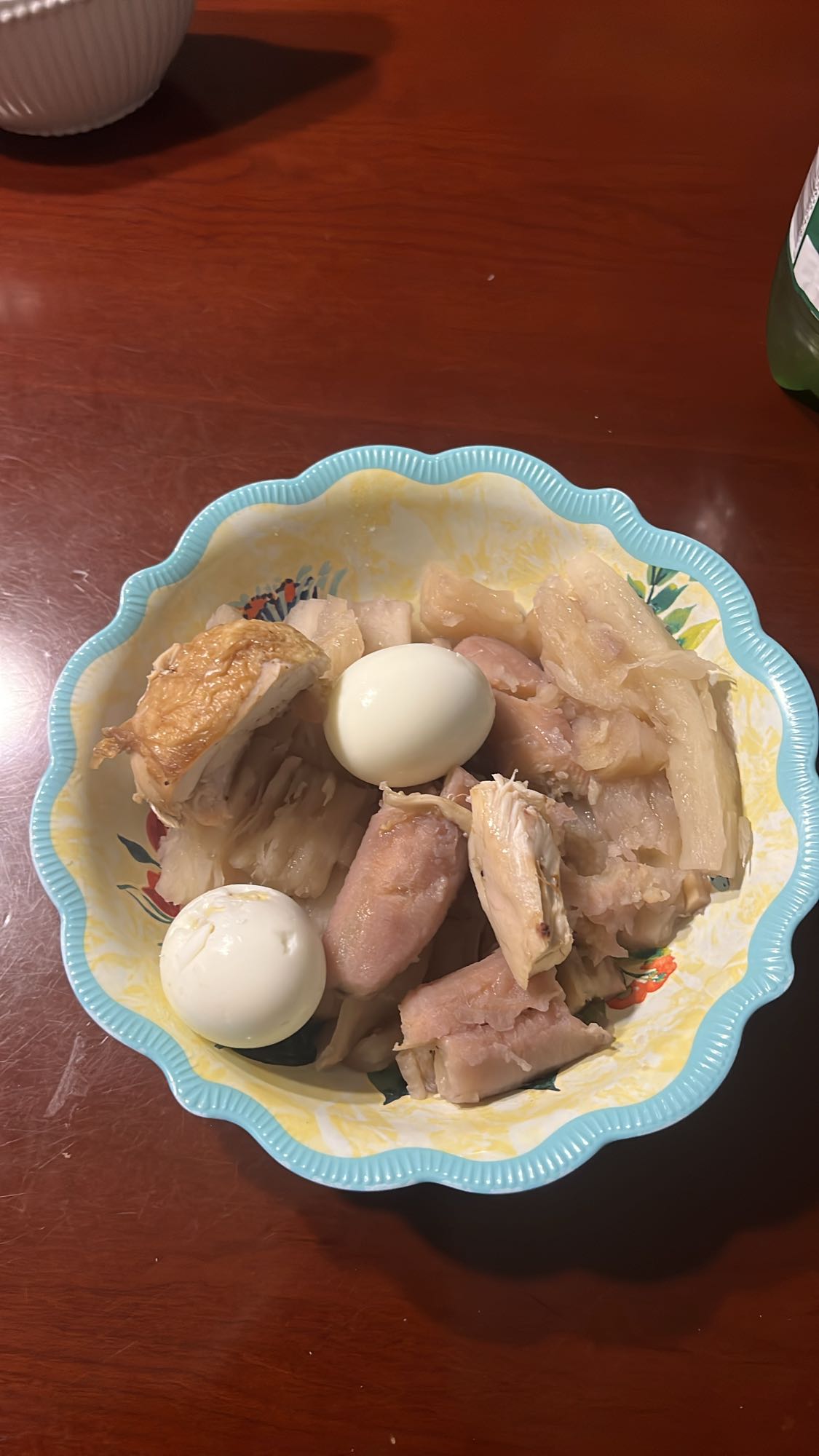 Yuca, pollo y huevo cocido