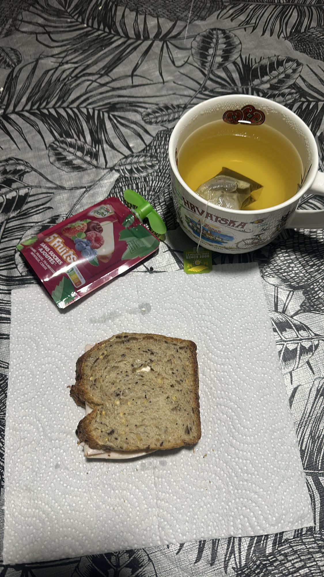 Sandwich, compote et thé