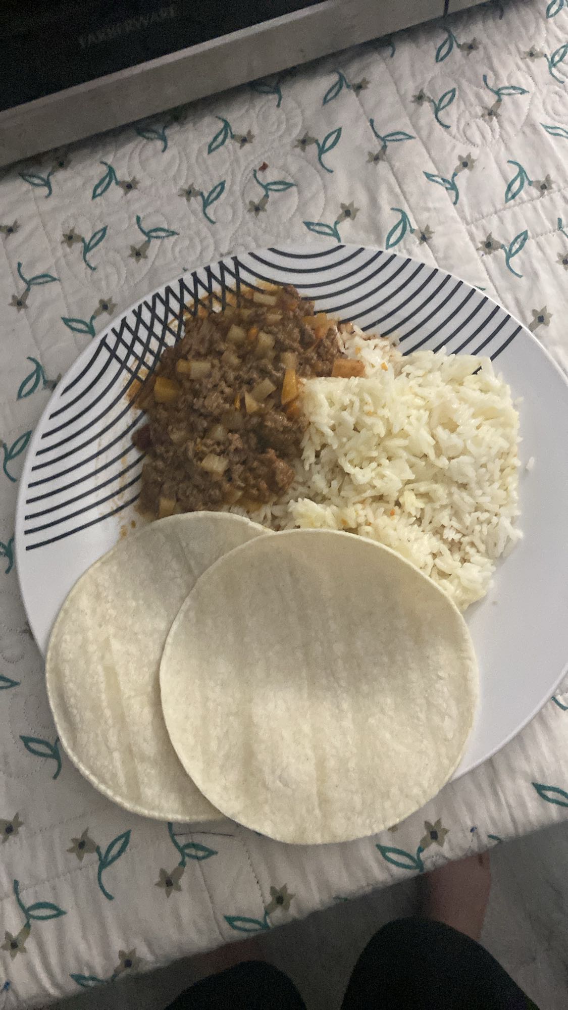 Arroz, tortillas y picadillo