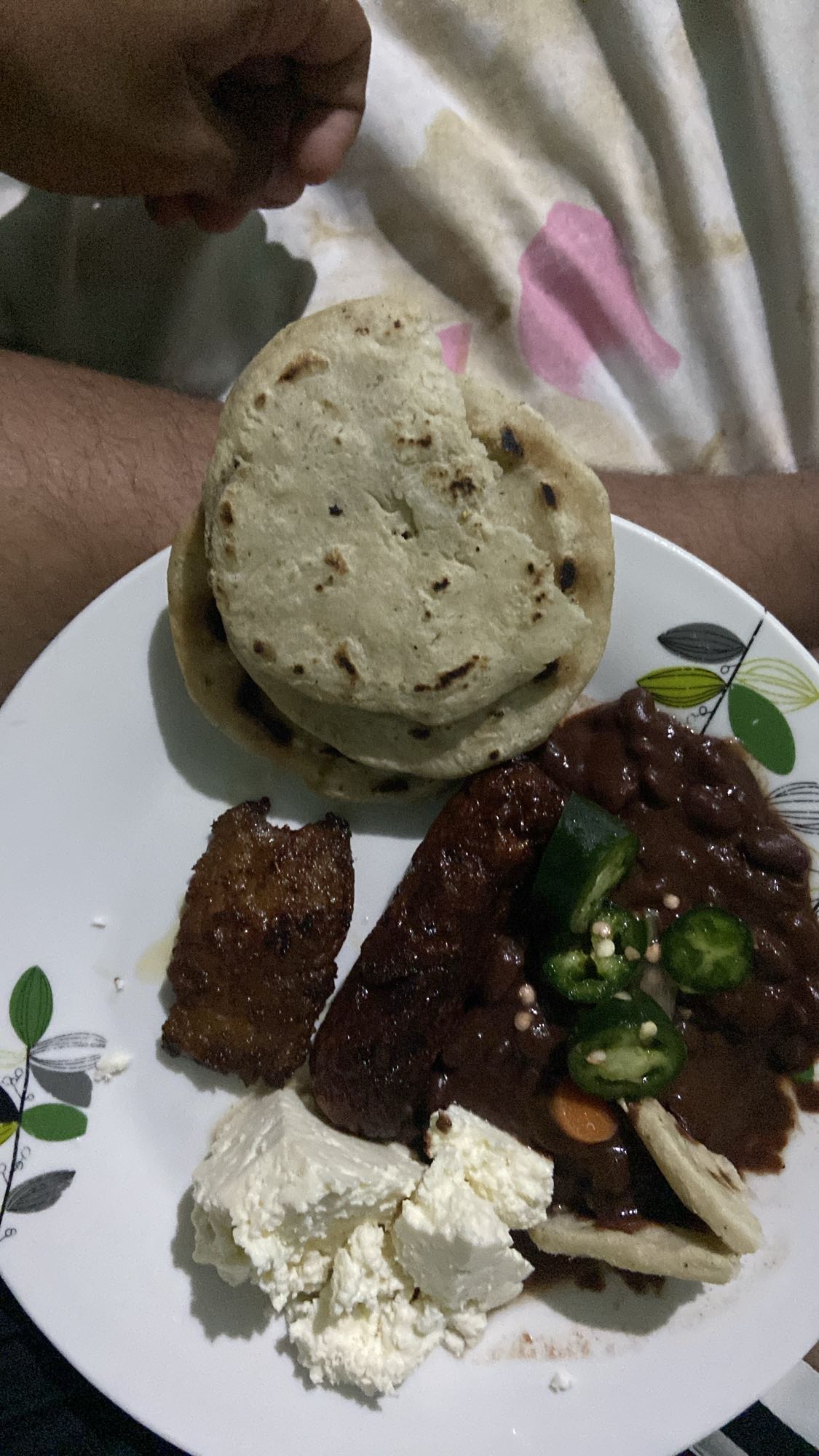 Pupusas con frijoles y queso