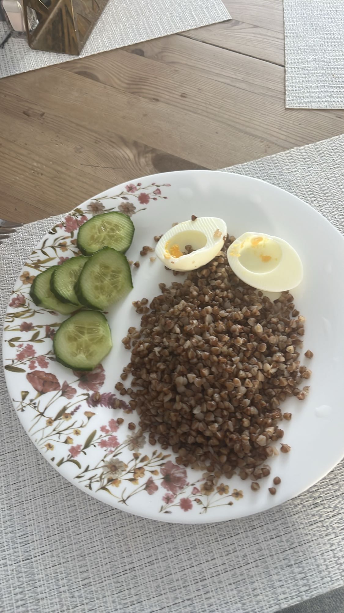 Гречка с яйцом и огурцом