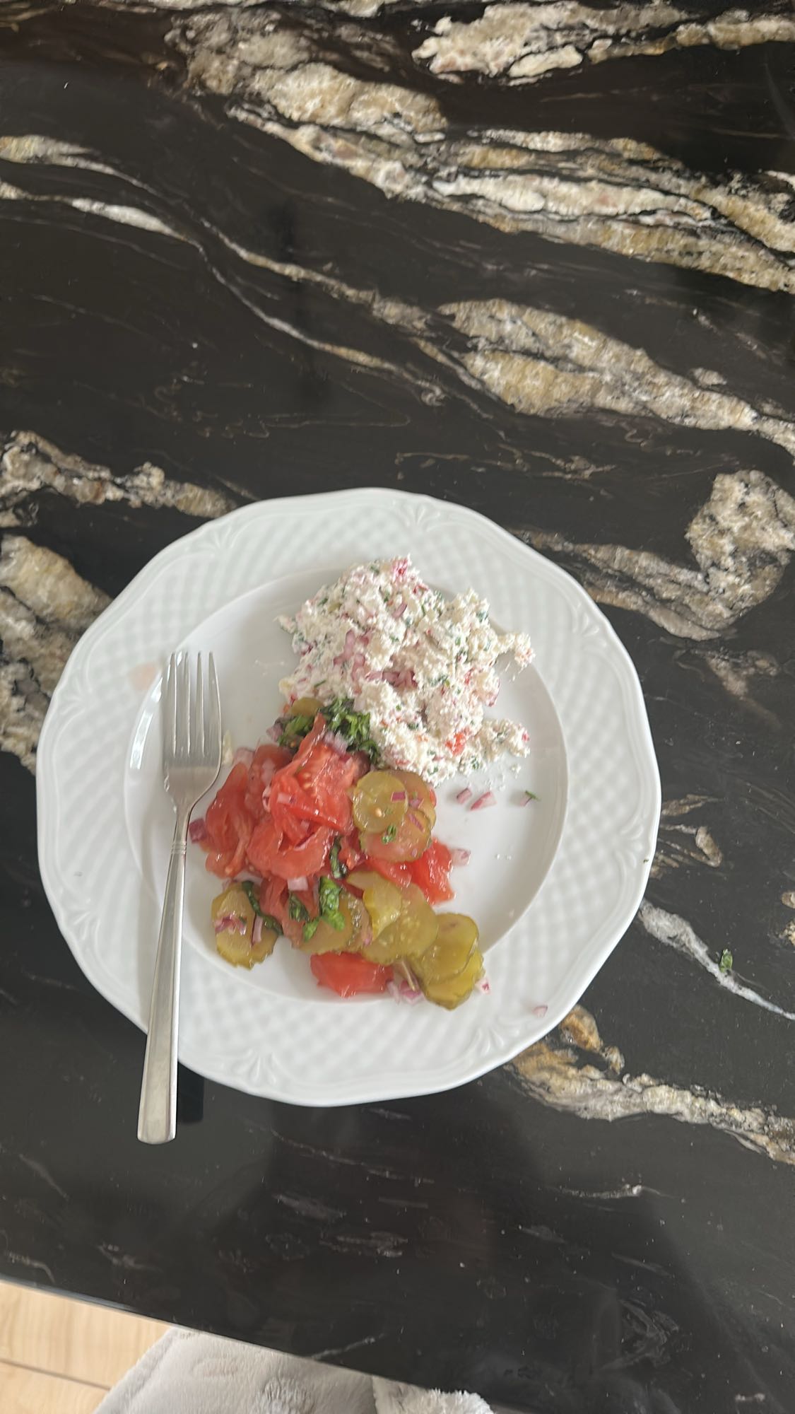 Sałatka z twarogiem i warzywami