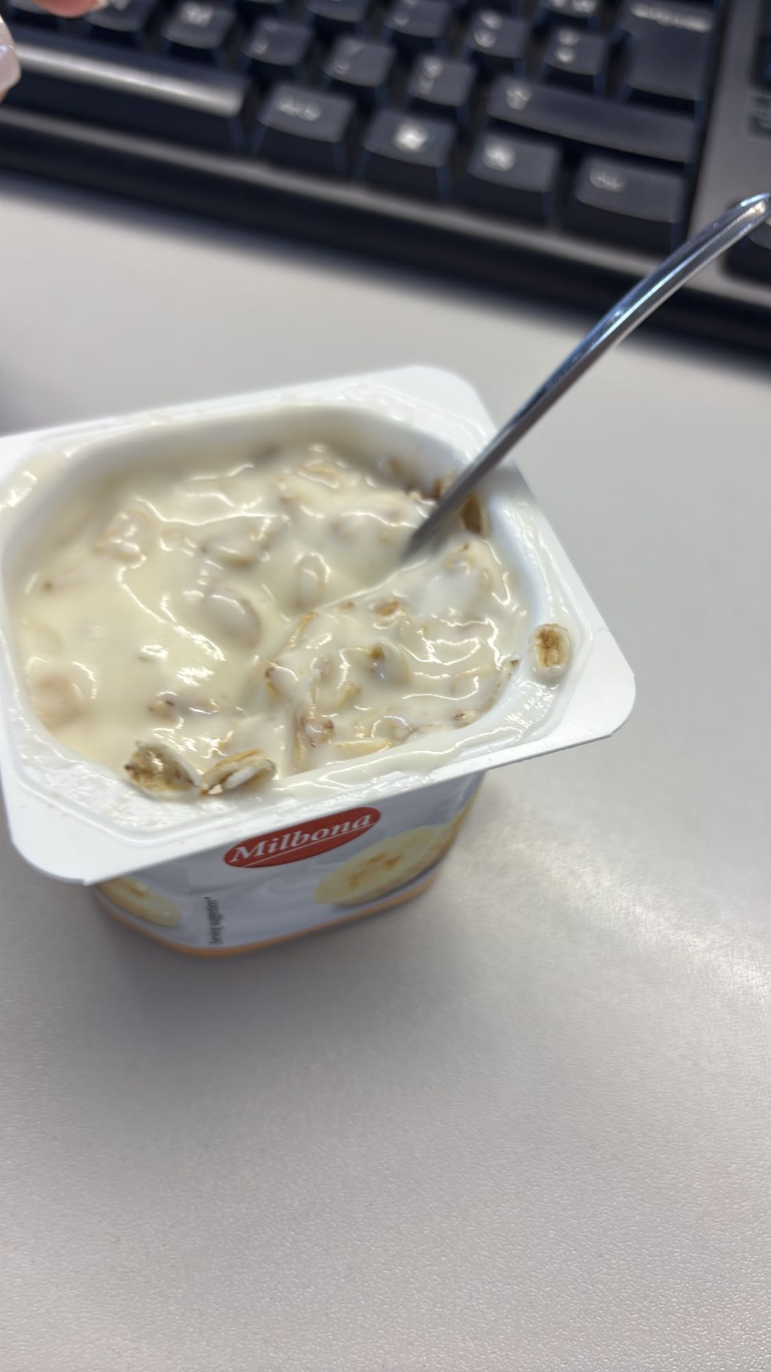 Iaurt cu banane și cereale