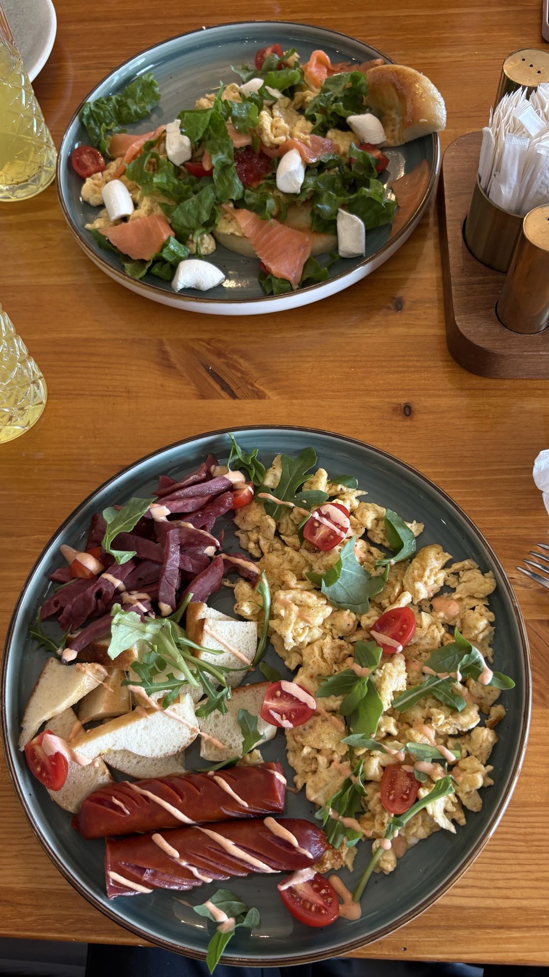 Завтрак с яичницей и колбасой