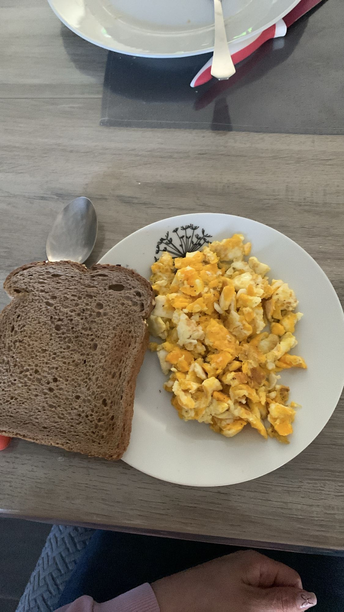 Oeufs brouillés et pain complet