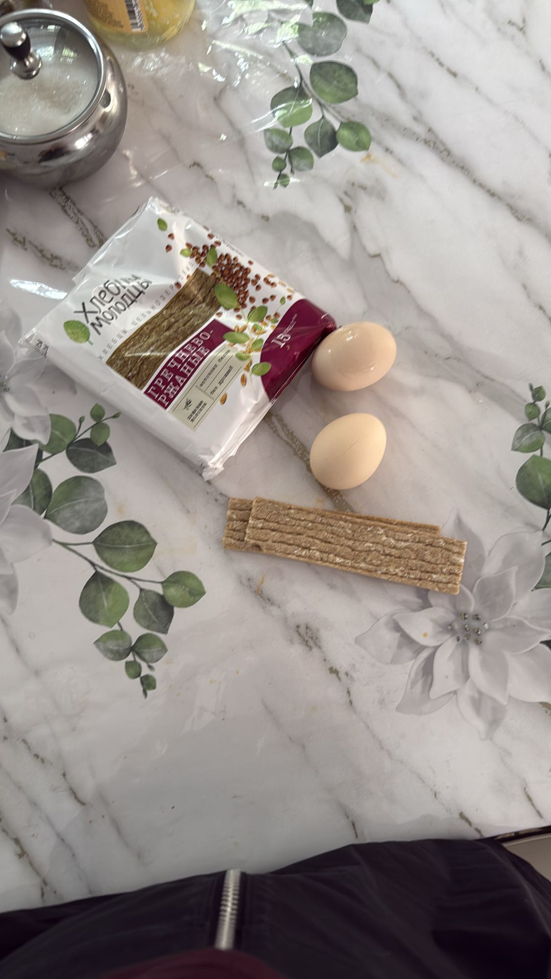 Яйца и гречневые хлебцы