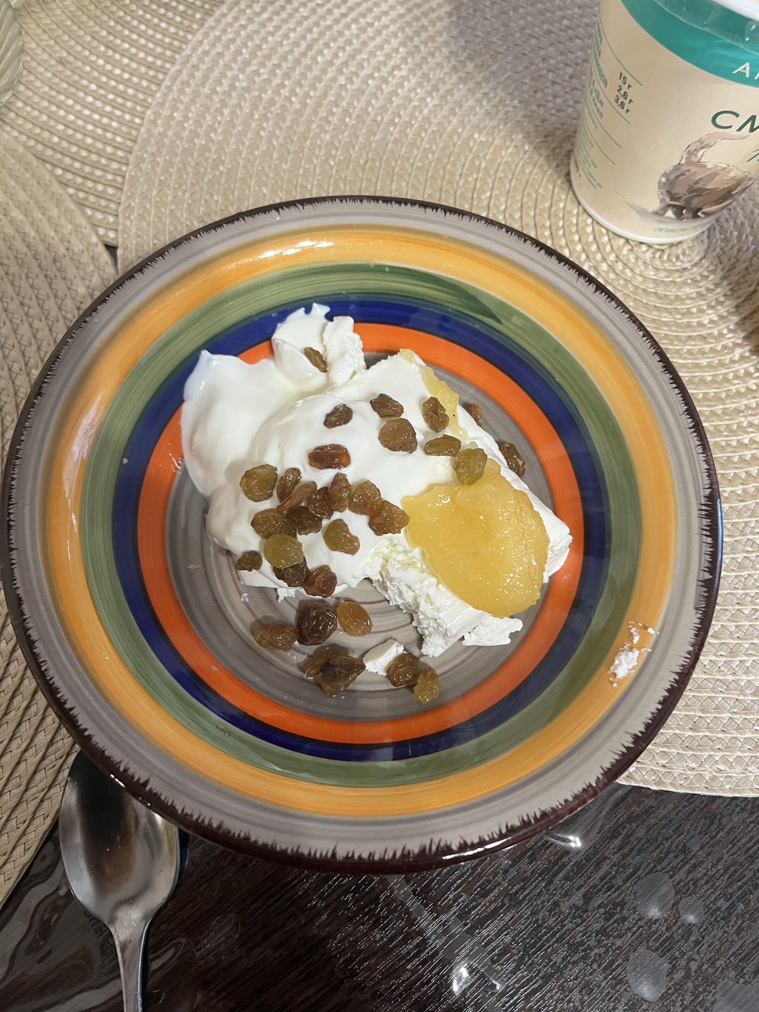 Творог со сметаной и изюмом