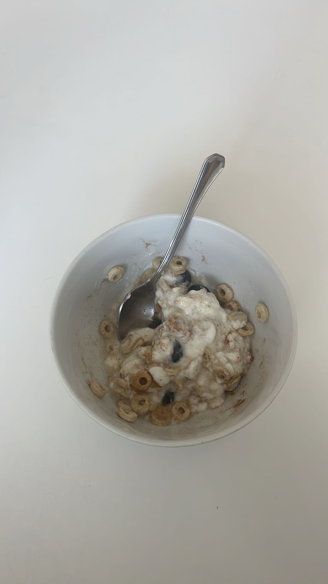 Cereal con yogur y frutas