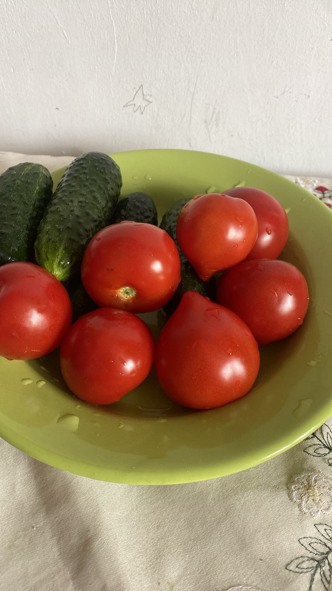 Paradicsom és uborka tál